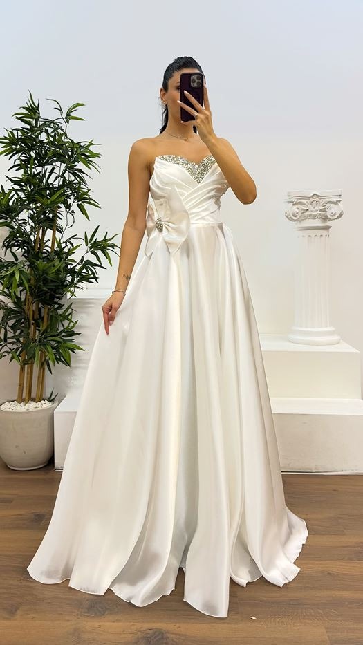 VESTIDO DE NOVIA DE PALABRA DE HONOR CON LAZO Y PEDRERÍA