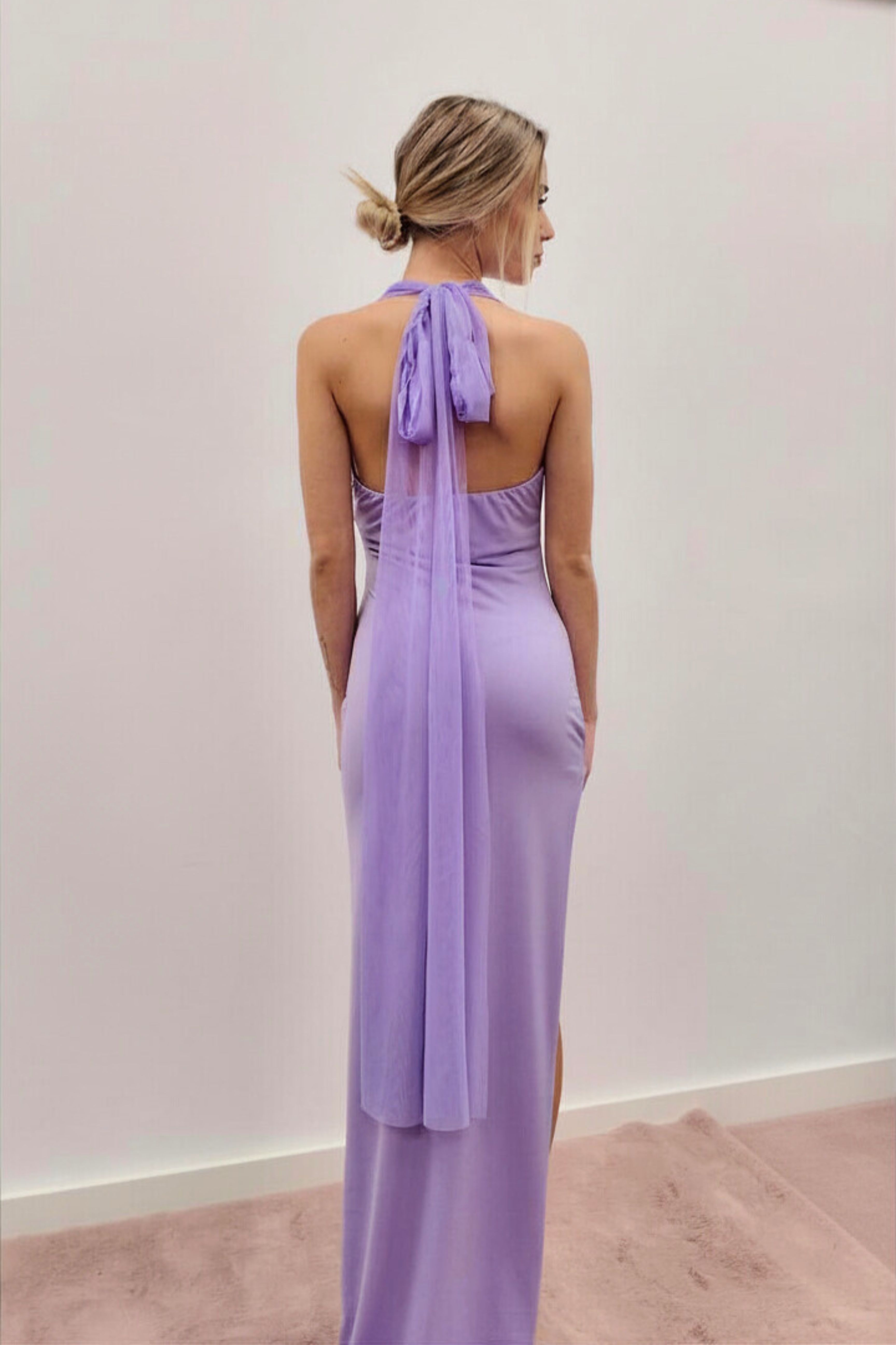 VESTIDO LILA CON LAZO EN EL CUELLO DE TUL Y LICRA 