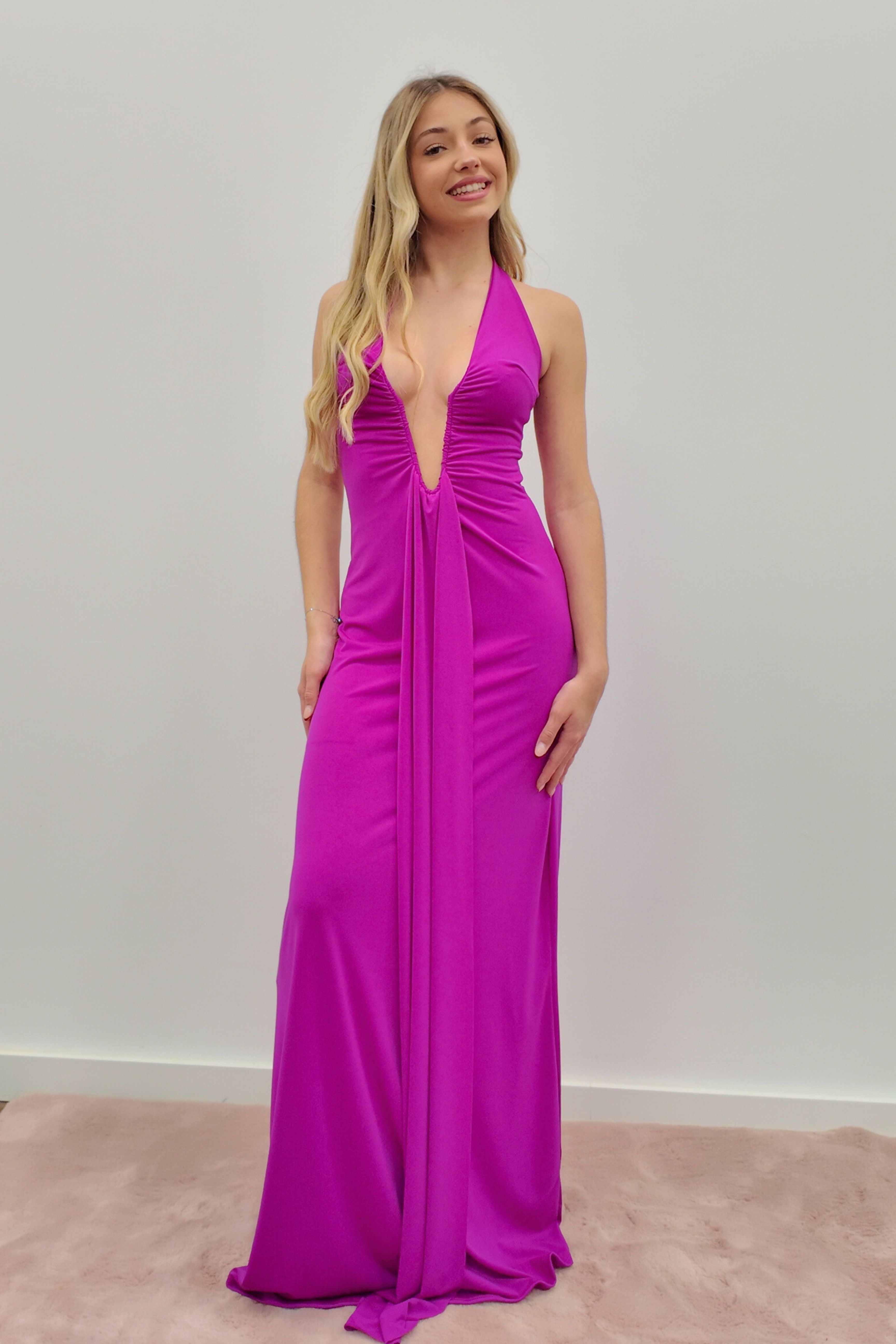 VESTIDO LARGO CON ESCOTE 