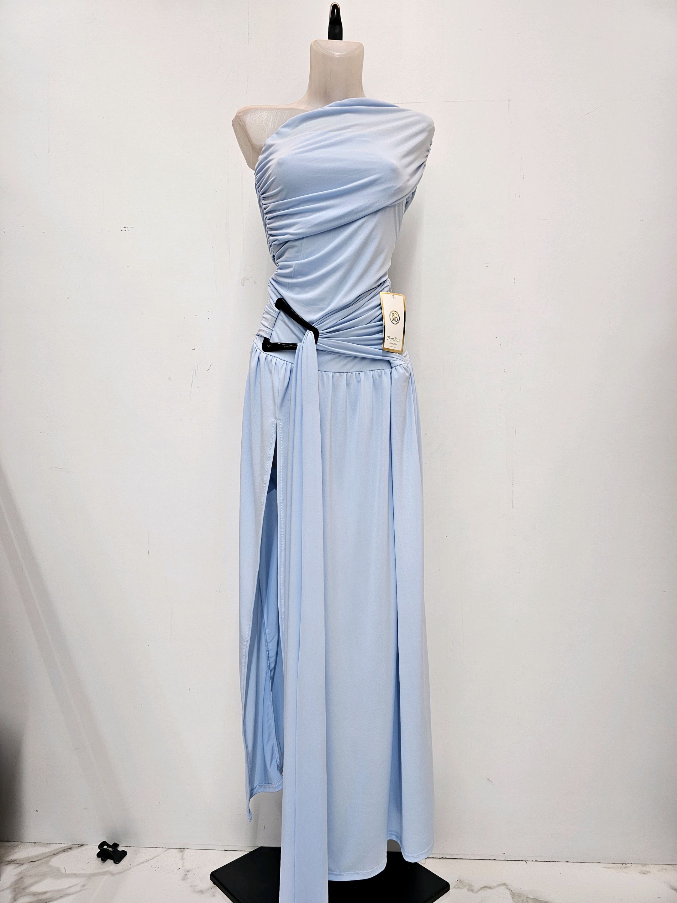 VESTIDO LARGO CON DETALLE EN LA CINTURA Y OBERTURA EN LA PIERNA 