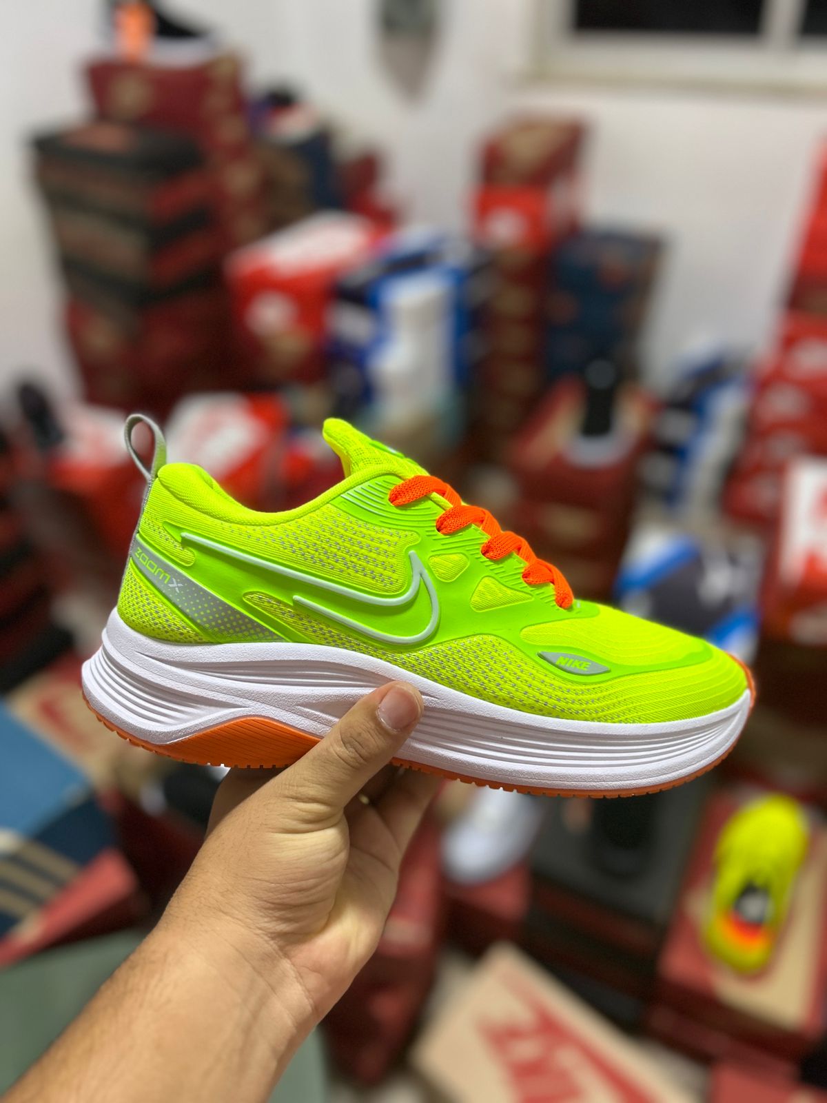 Tênis Nike esportivo verde neon