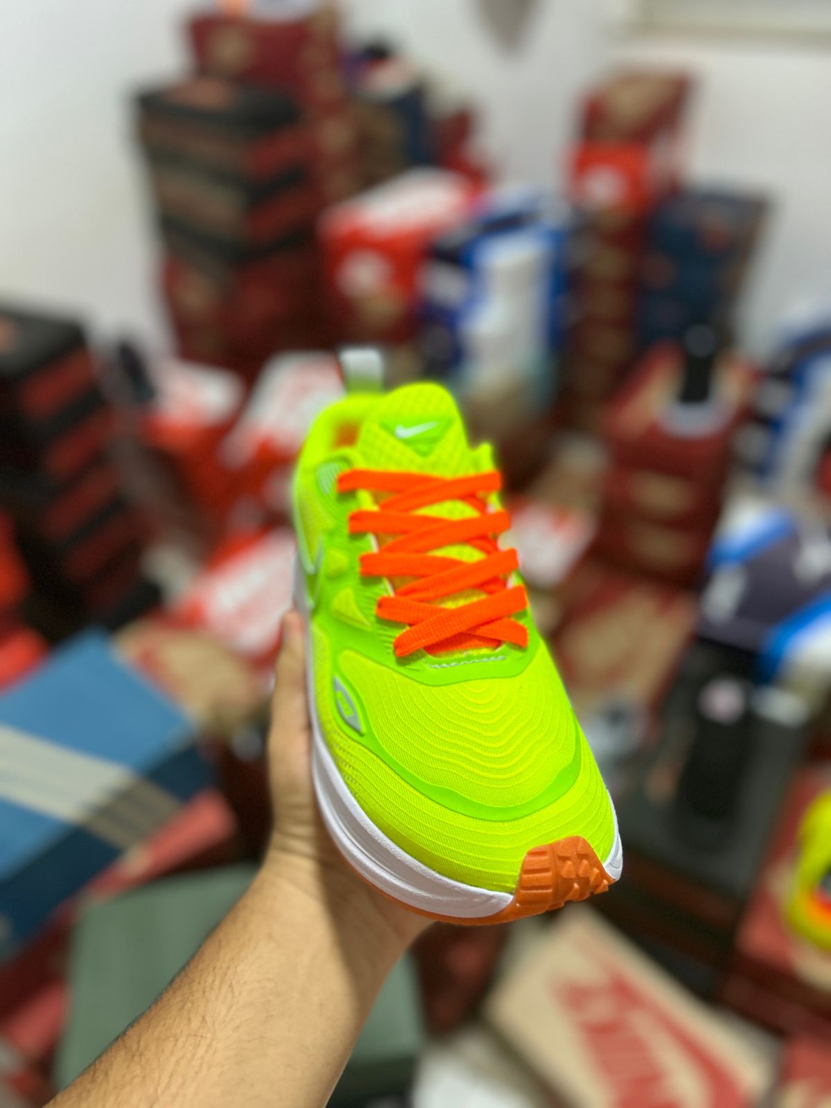 Tênis Nike esportivo verde neon