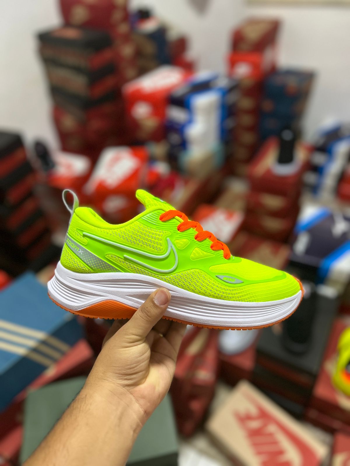 Tênis Nike esportivo verde neon