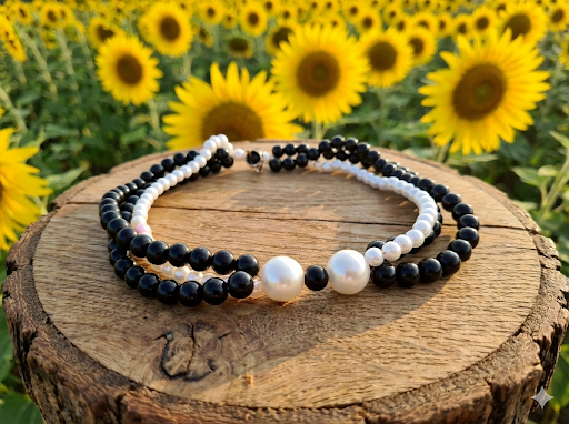 Collar de perlas y cuentas negras