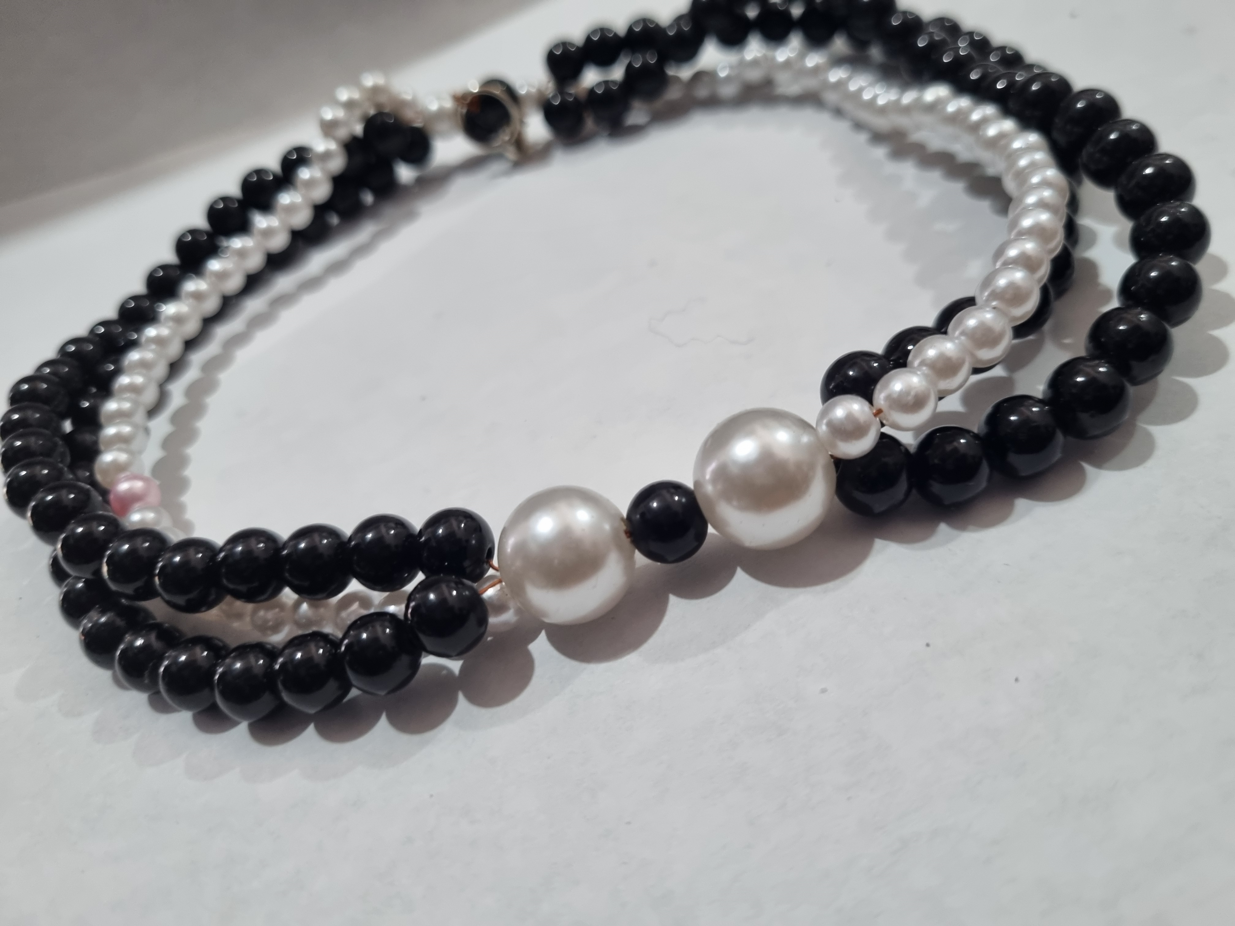 Collar de perlas y cuentas negras