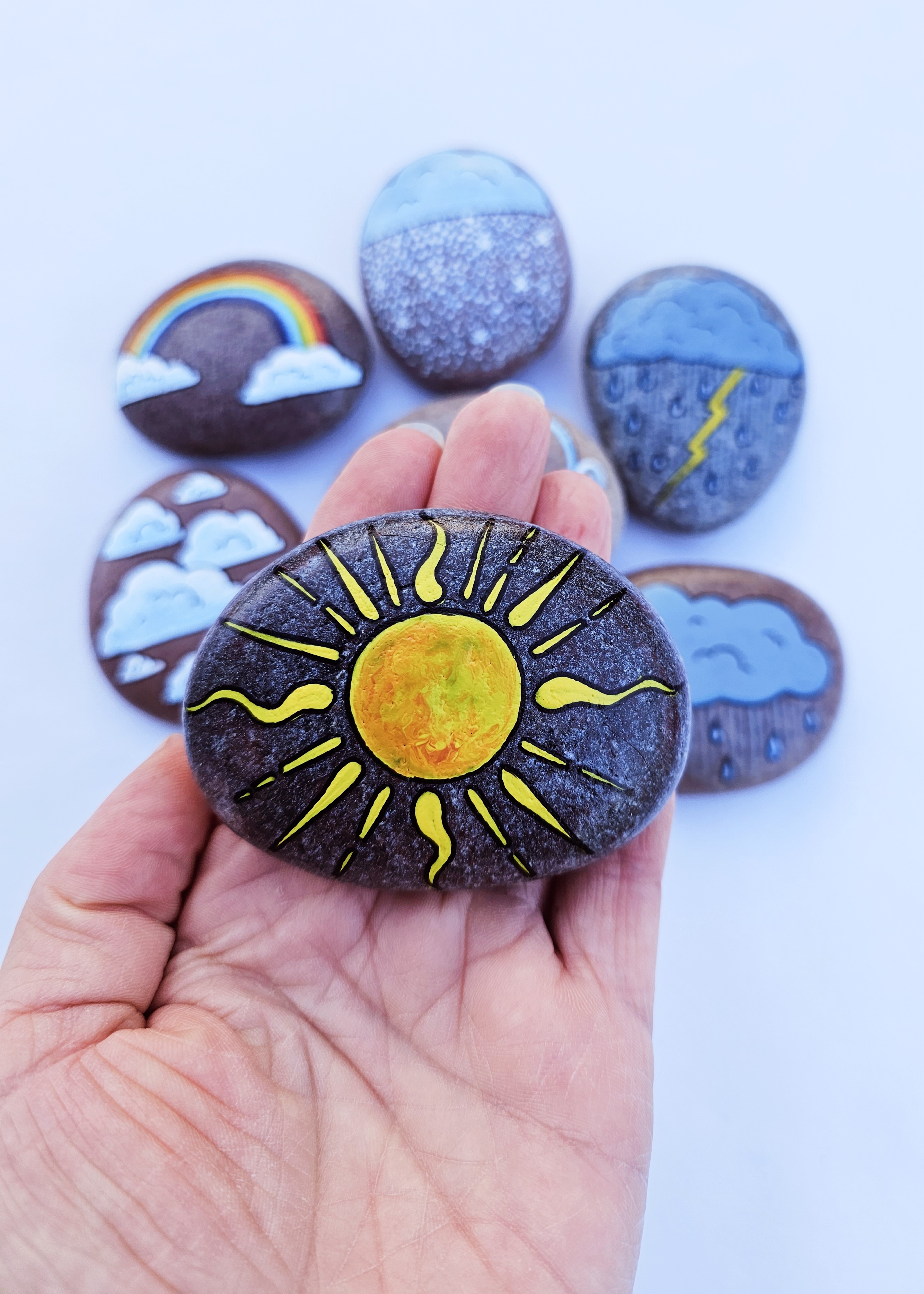 Rankom ištapyti akmenėliai "Orų kaita"