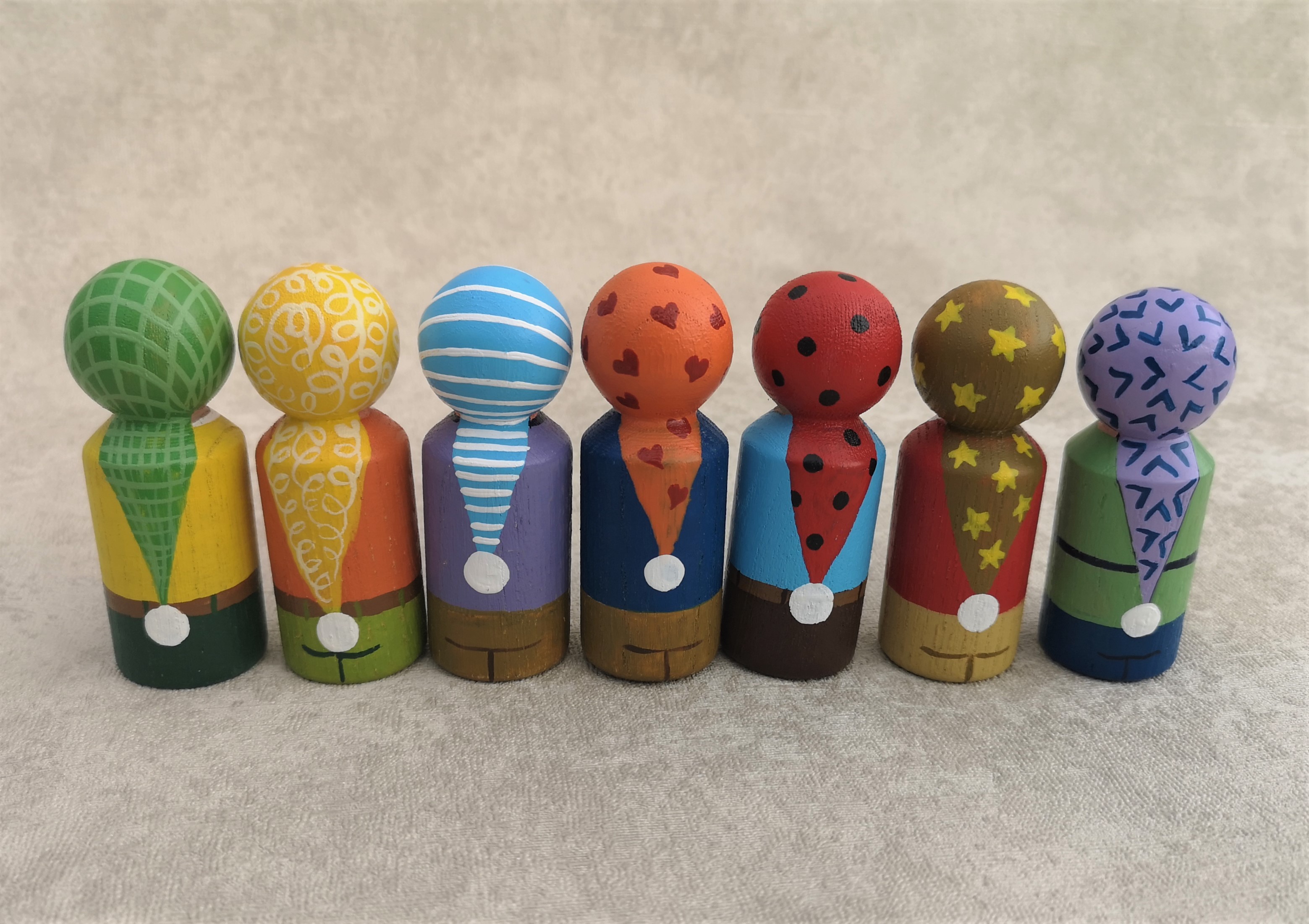 Medinės rankų darbo figūrėlės