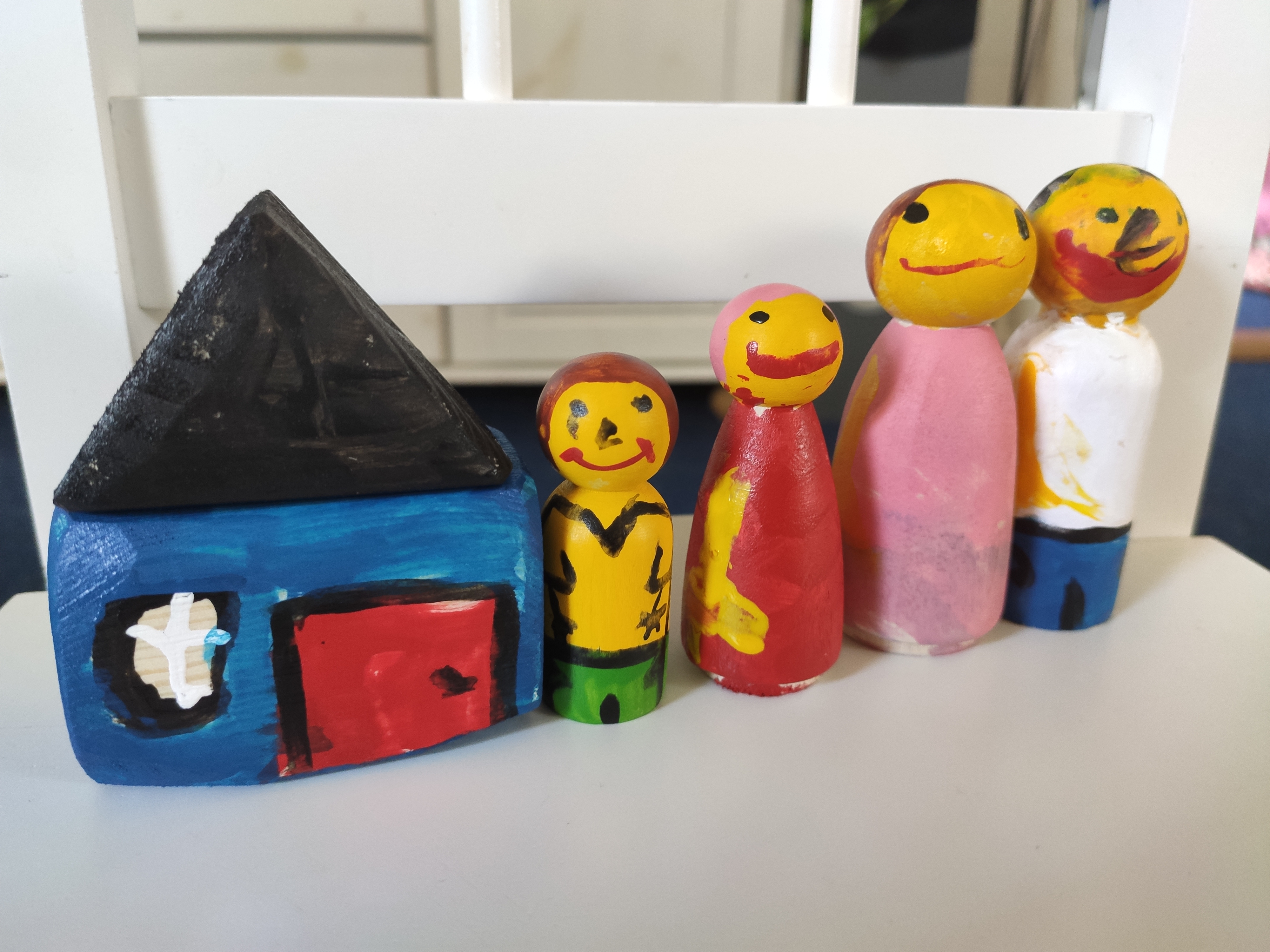 „Mano šeima ir namai“ – dažomas medinių figūrėlių rinkinys