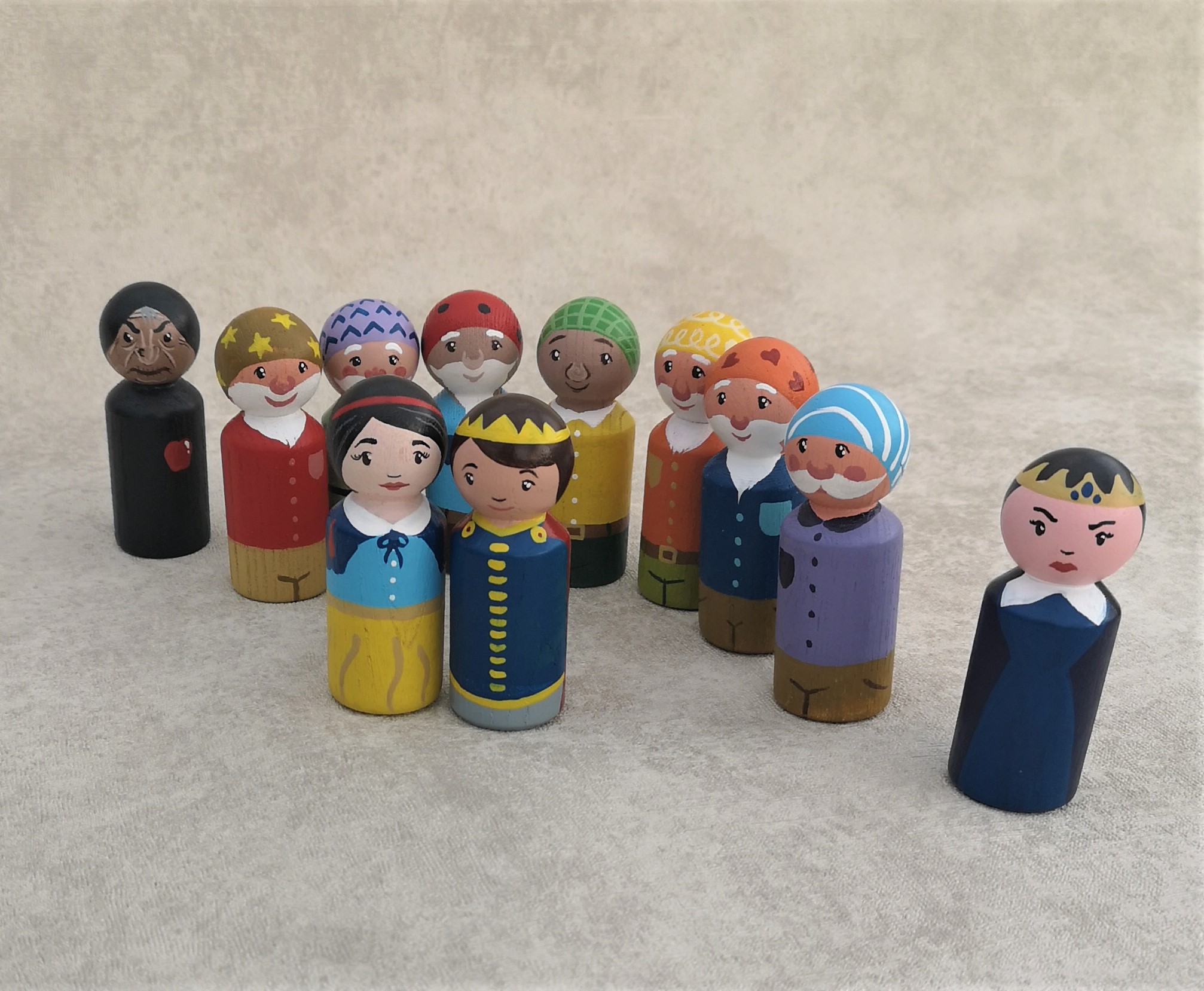 Medinės rankų darbo figūrėlės