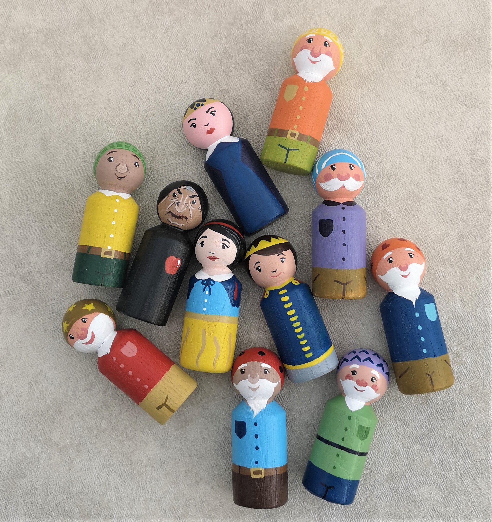 Medinės rankų darbo figūrėlės