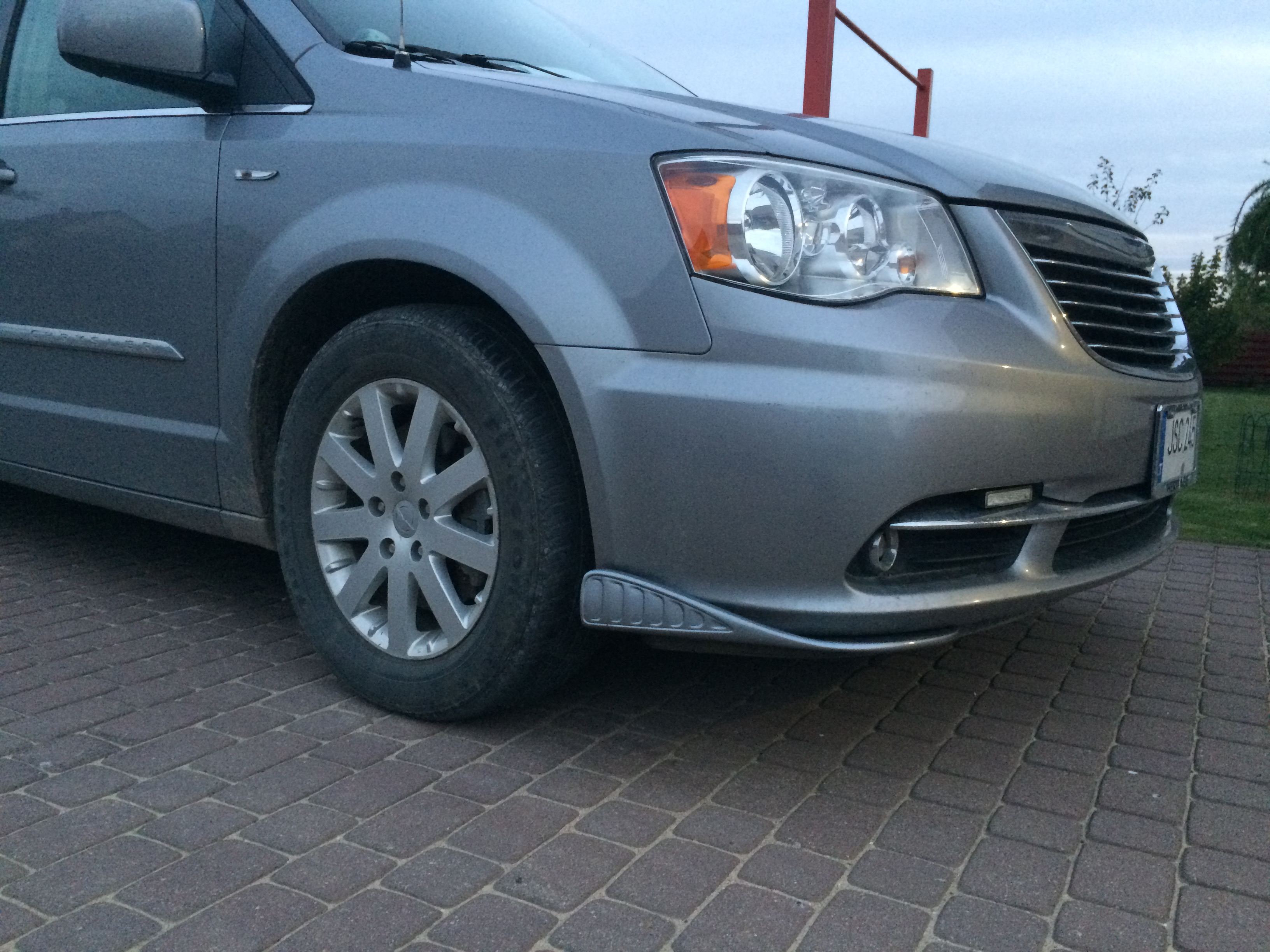 Priekinio bamperio "liežuviai" CHRYSLER TOWN & COUNTRY (2008-2016)