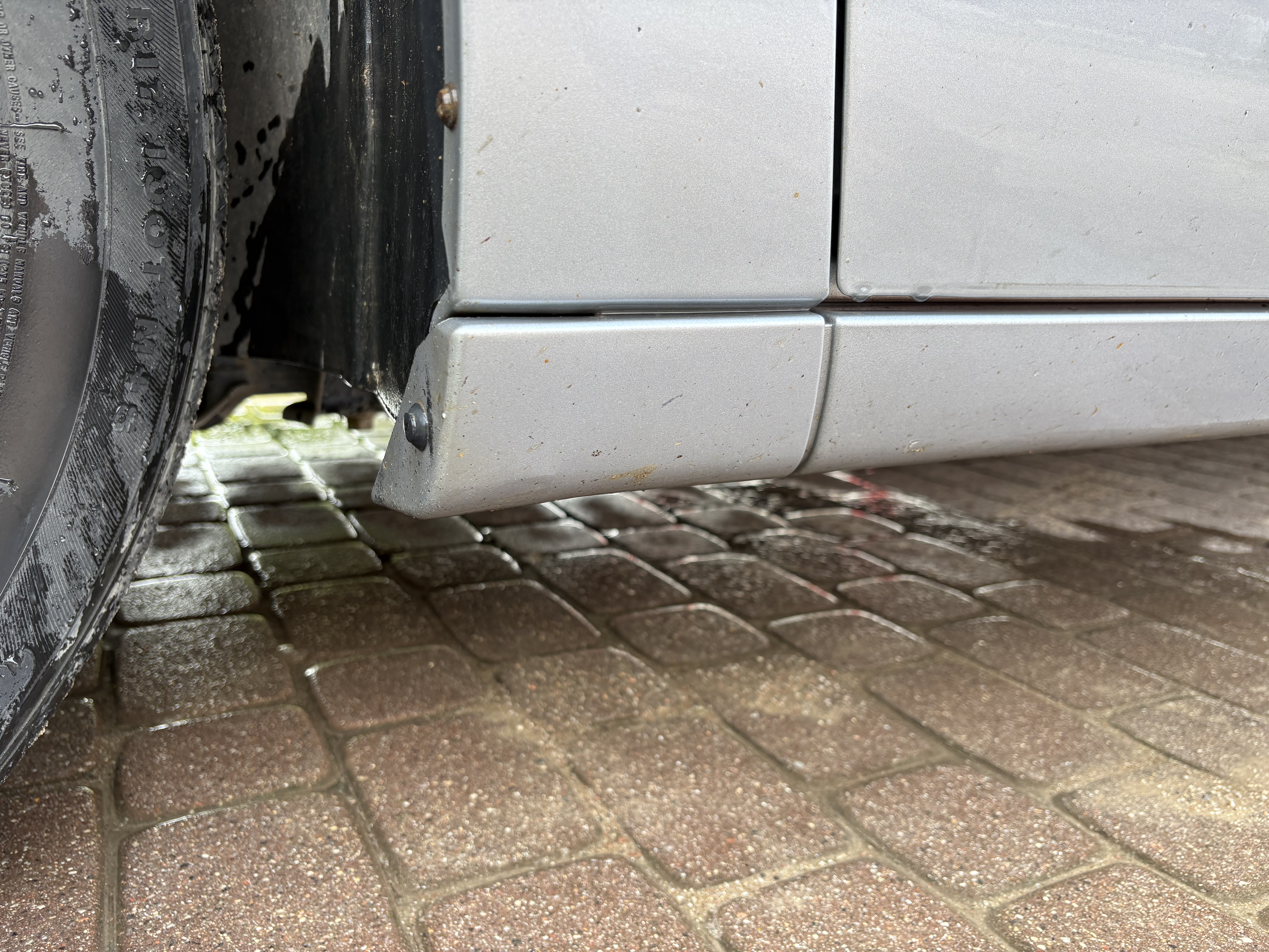 Priekinio sparno apdaila VOLKSWAGEN ROUTAN (2008-2014)