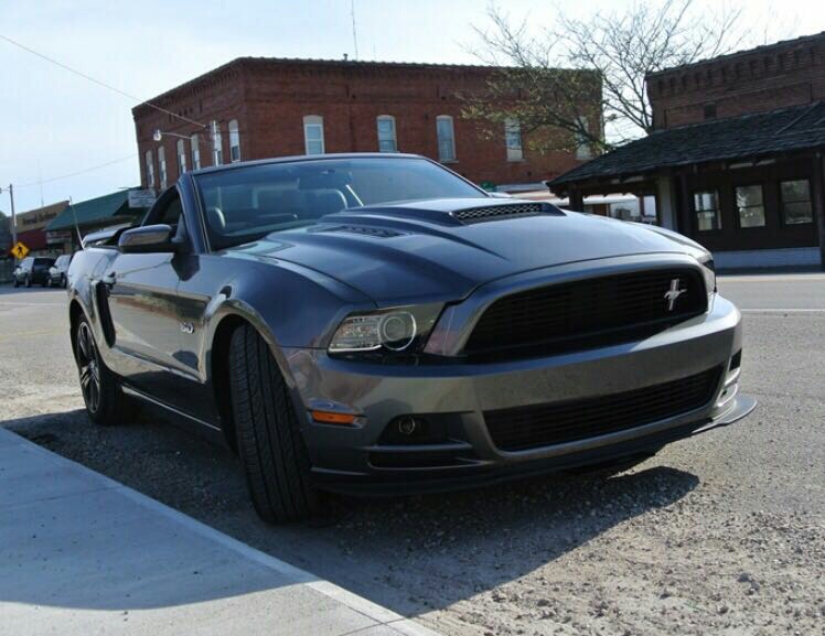 Priekinio variklio dangčio ("kapoto") ortakis (mažas) FORD MUSTANG (2013-2014)
