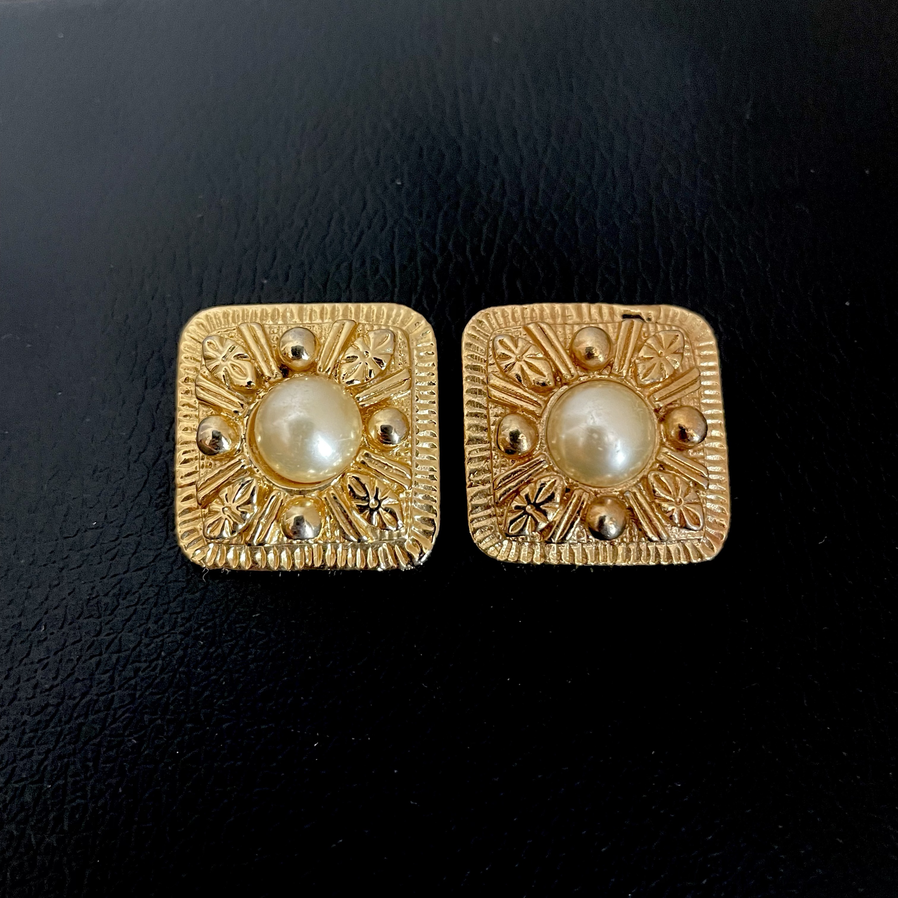 The Elegant Earrings 