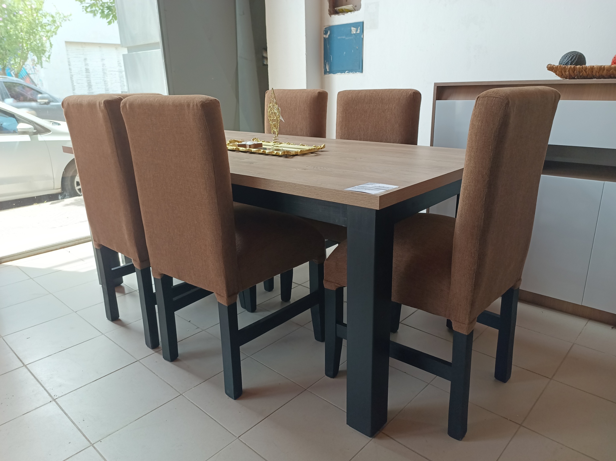 Mesa de madera robusta