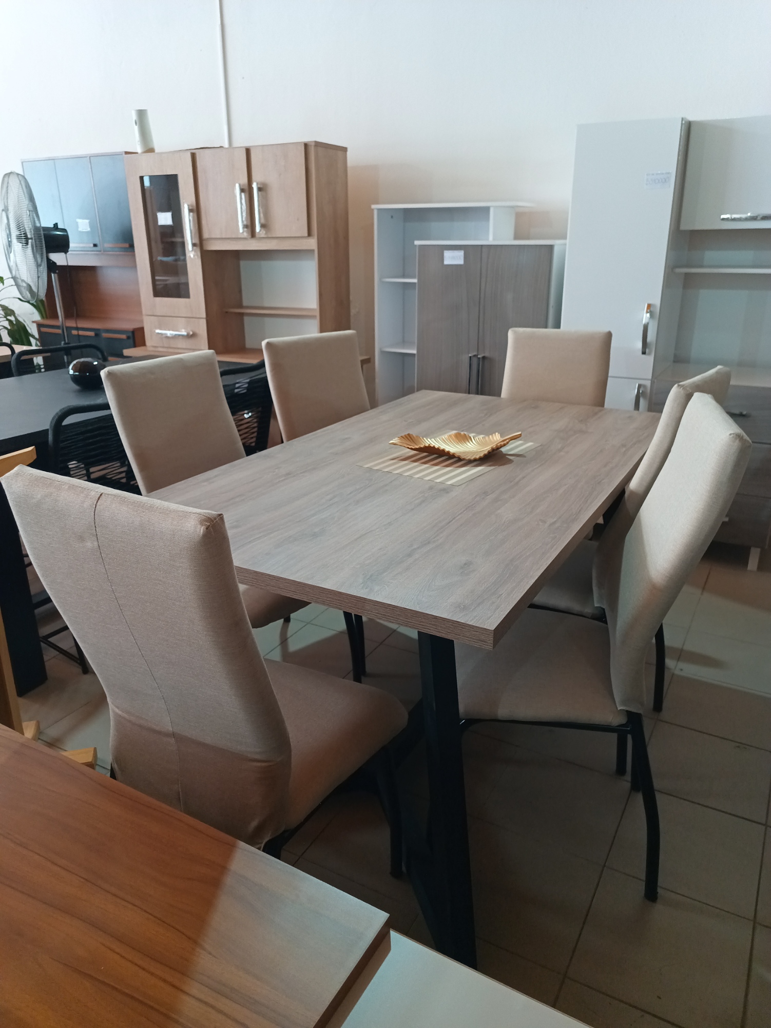 Mesa de madera cómoda