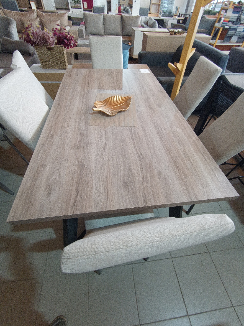 Mesa de madera cómoda