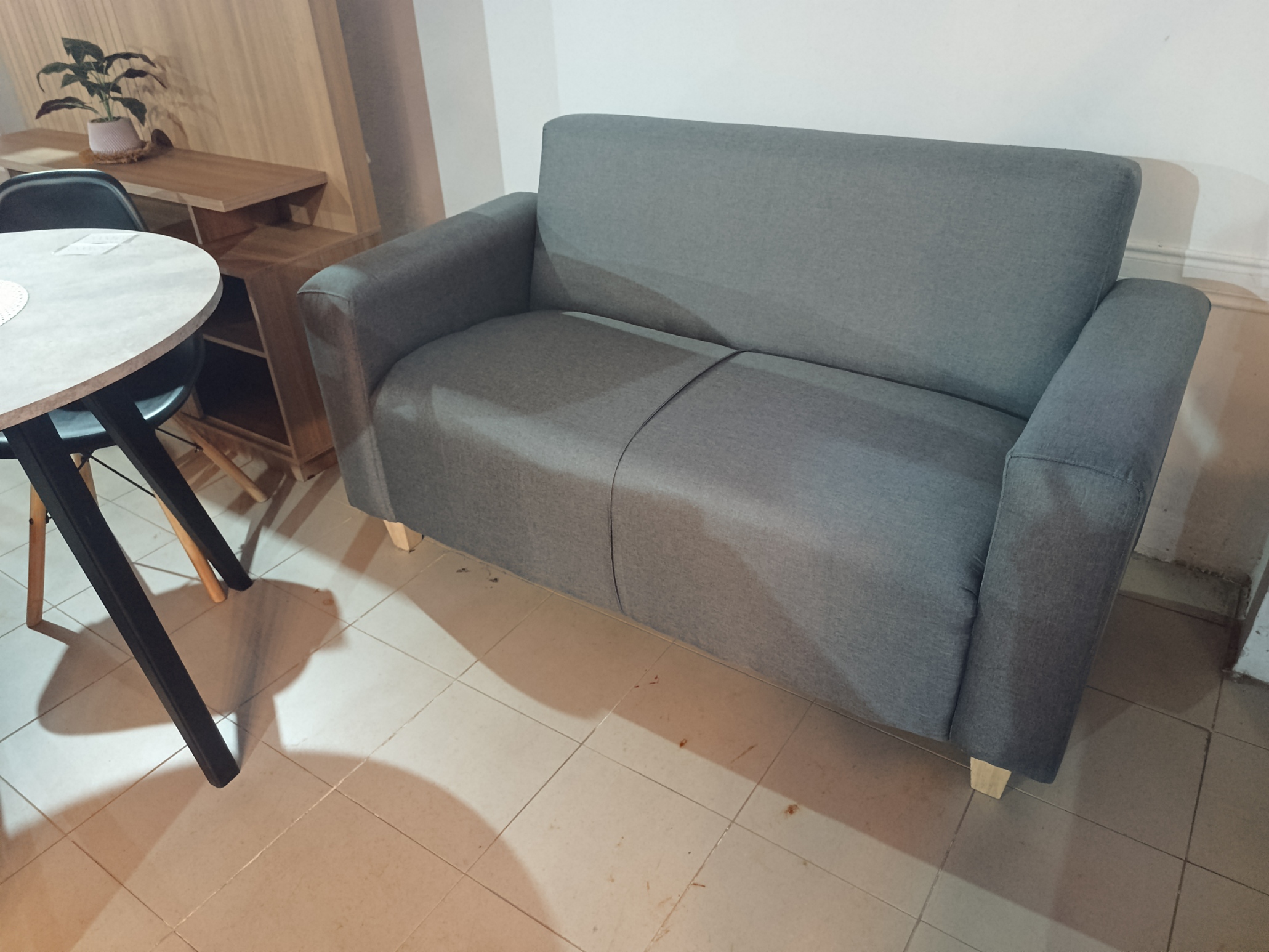 Sofá gris con diseño moderno de 1,50 mts.