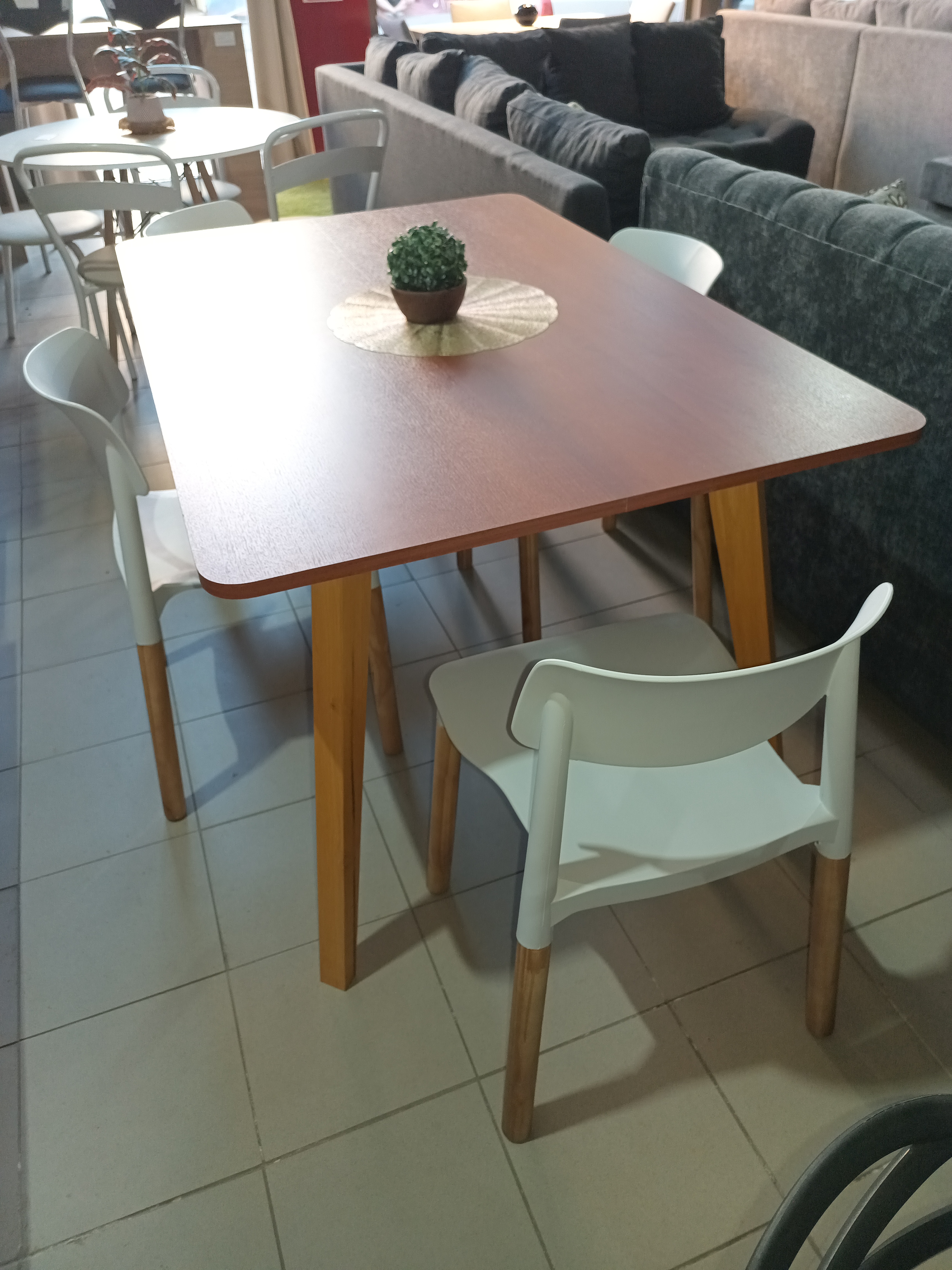 Mesa de comedor de madera con 4 sillas