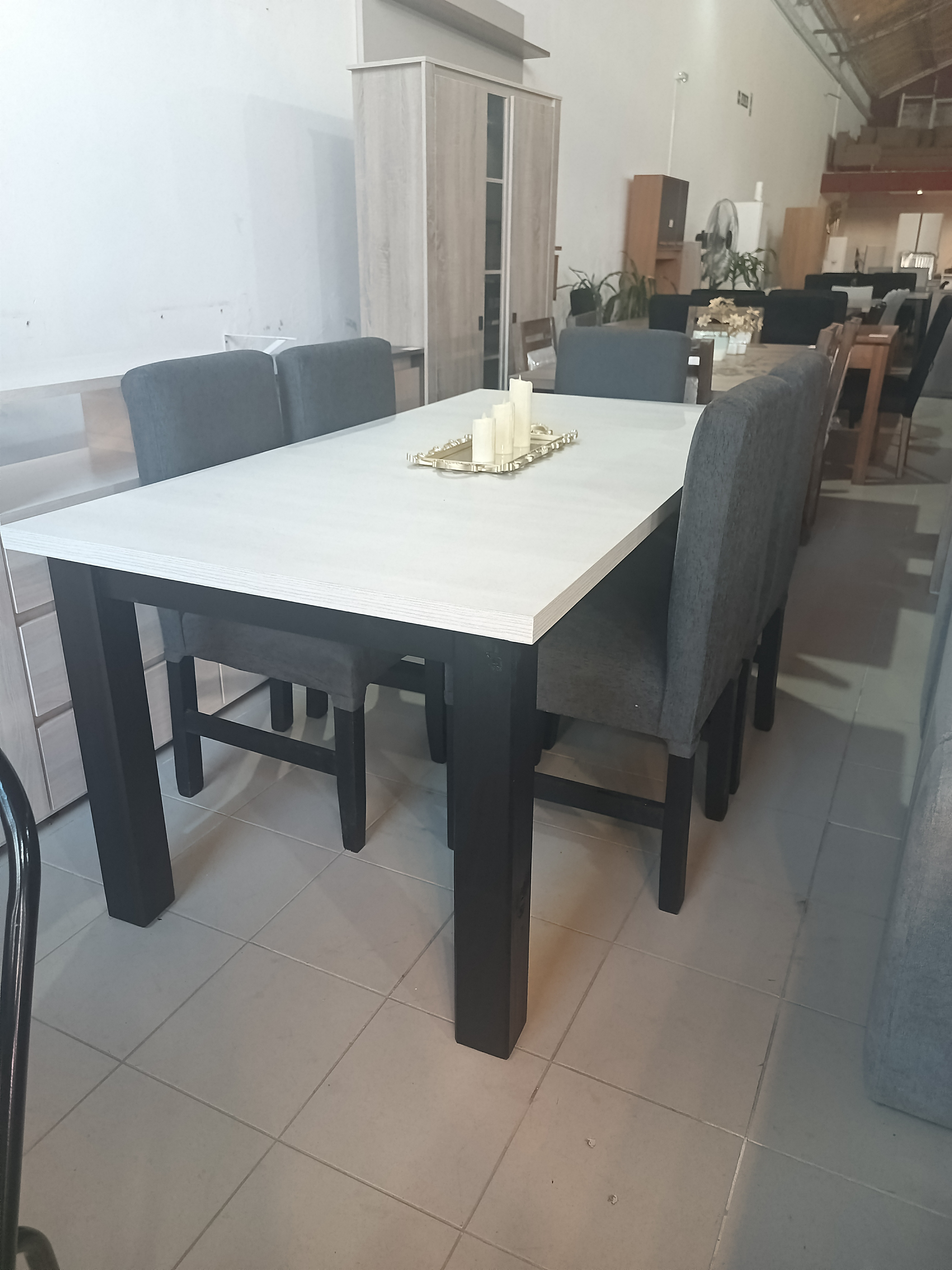 mesa de comedor de madera robusto