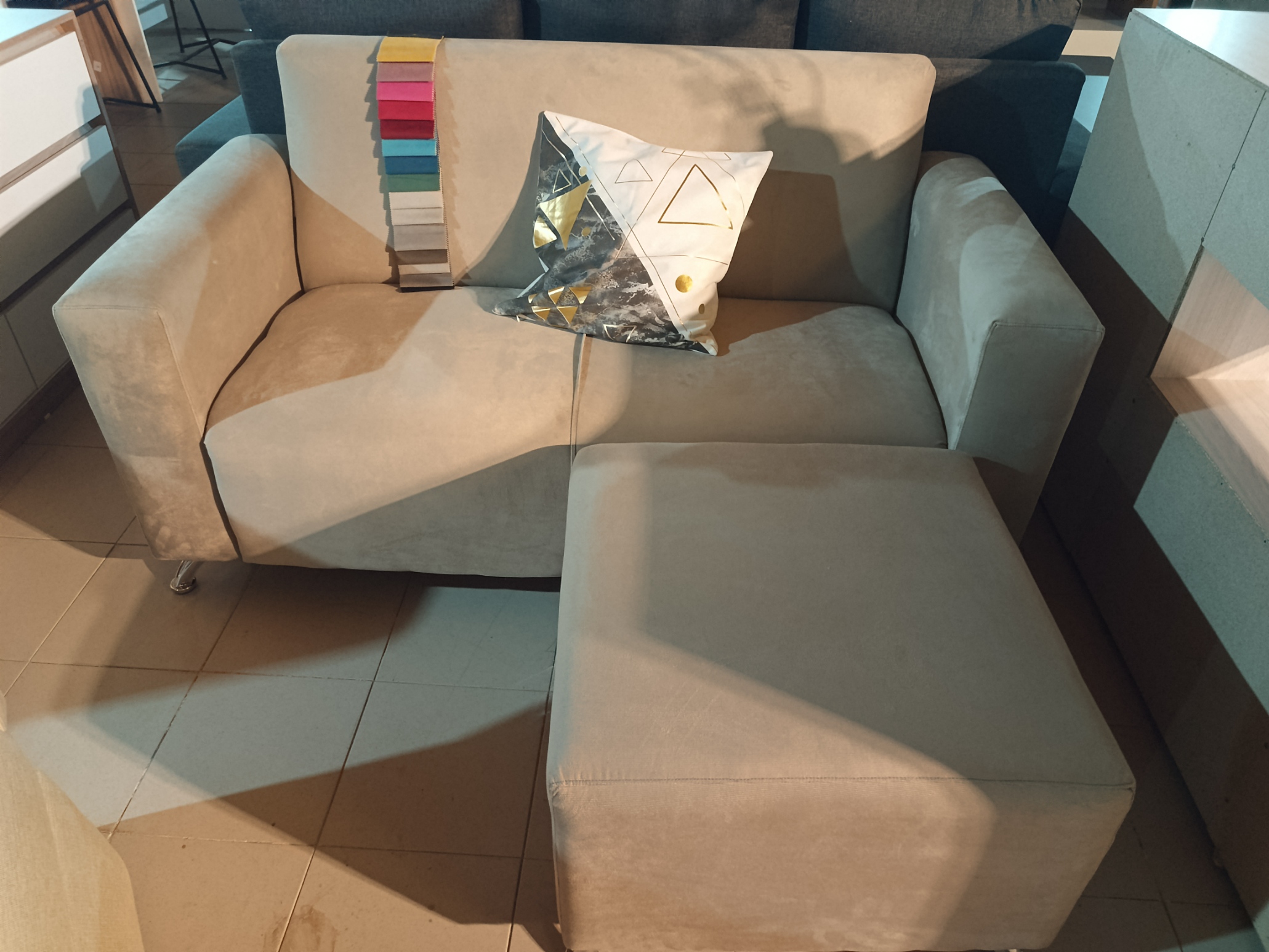 Sofá pequeño con reposapiés.