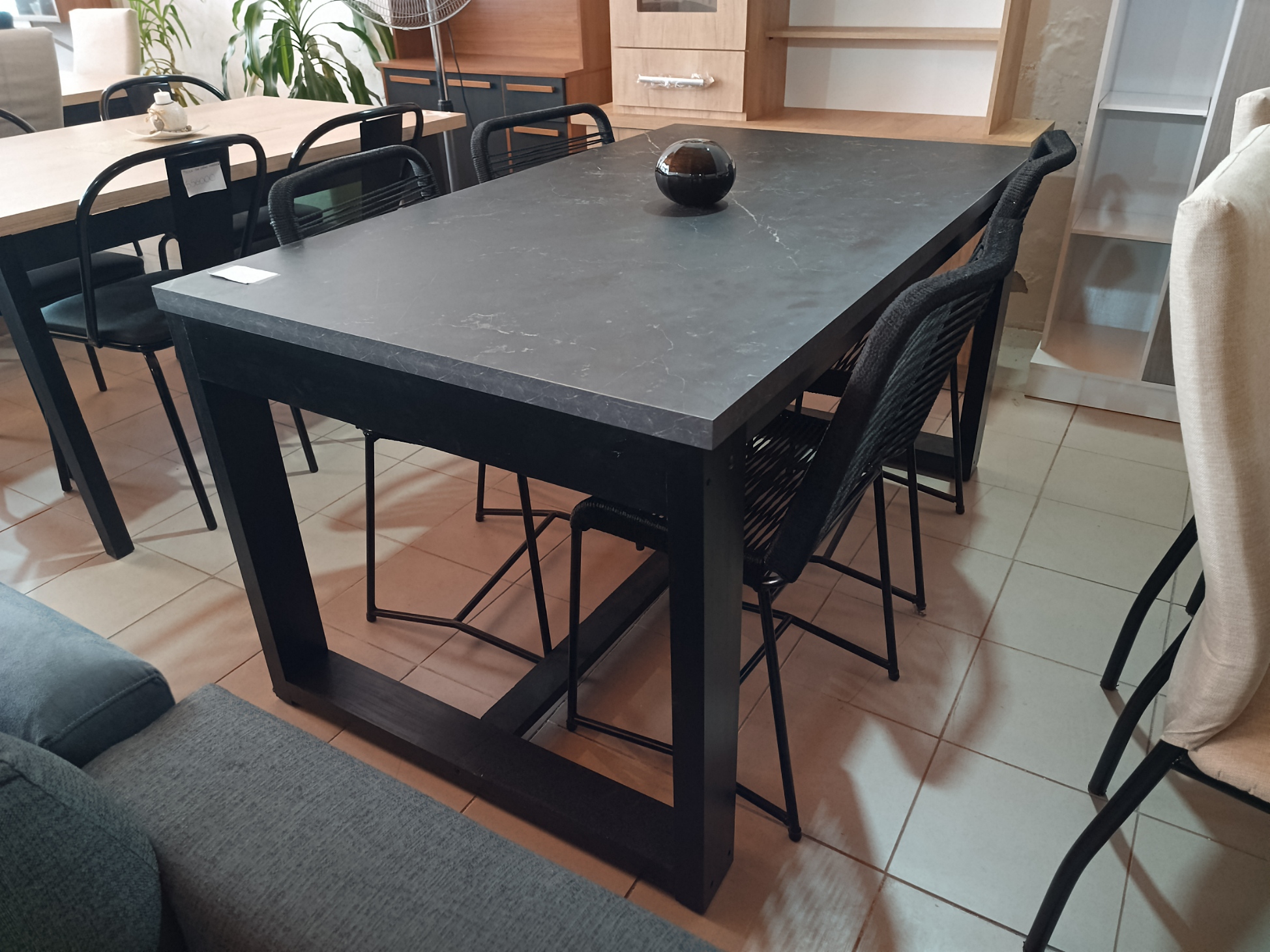 Mesa de madera amplia, robusta y elegante