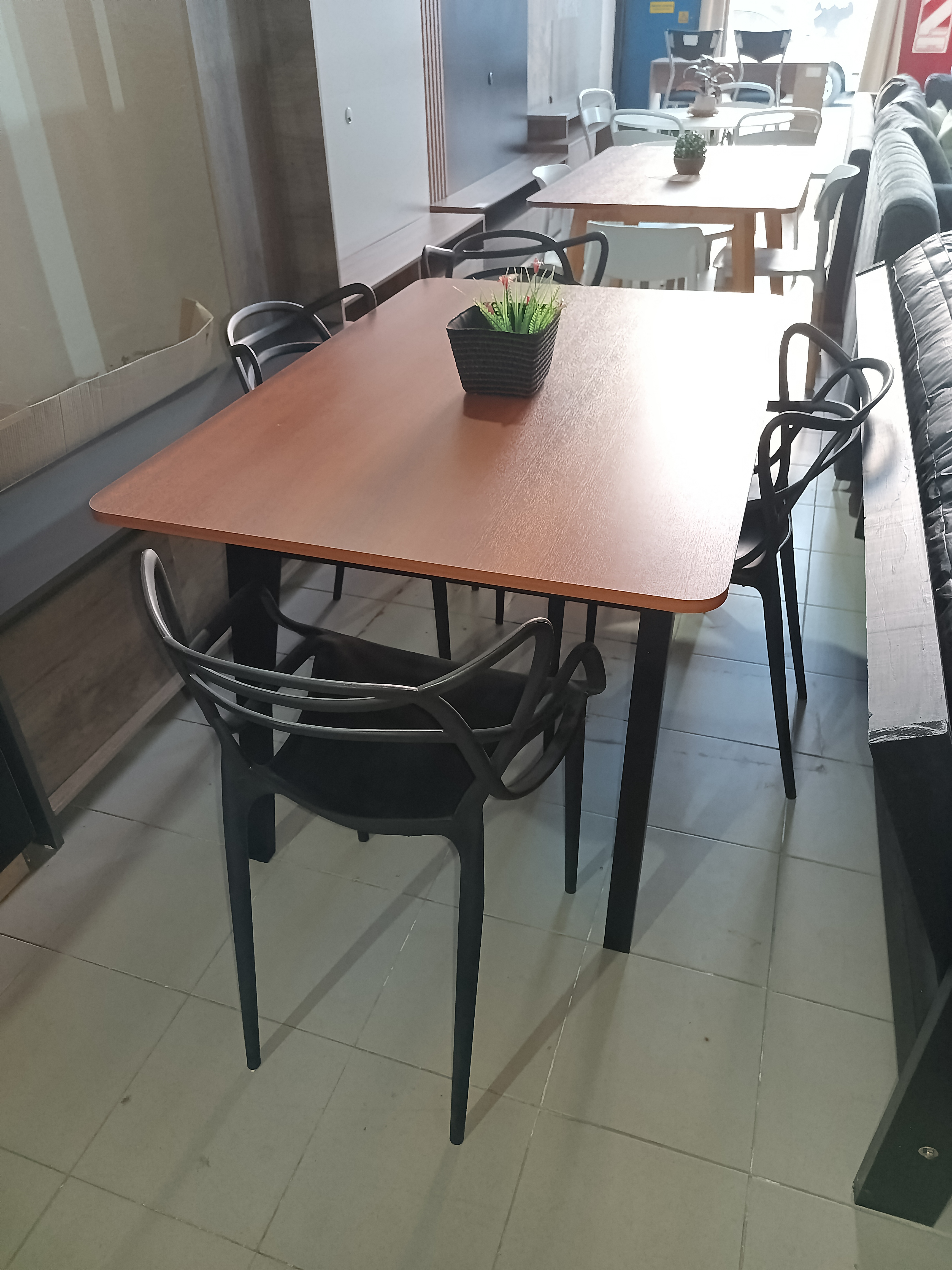 Juego de mesa de comedor de madera con 4 sillas.