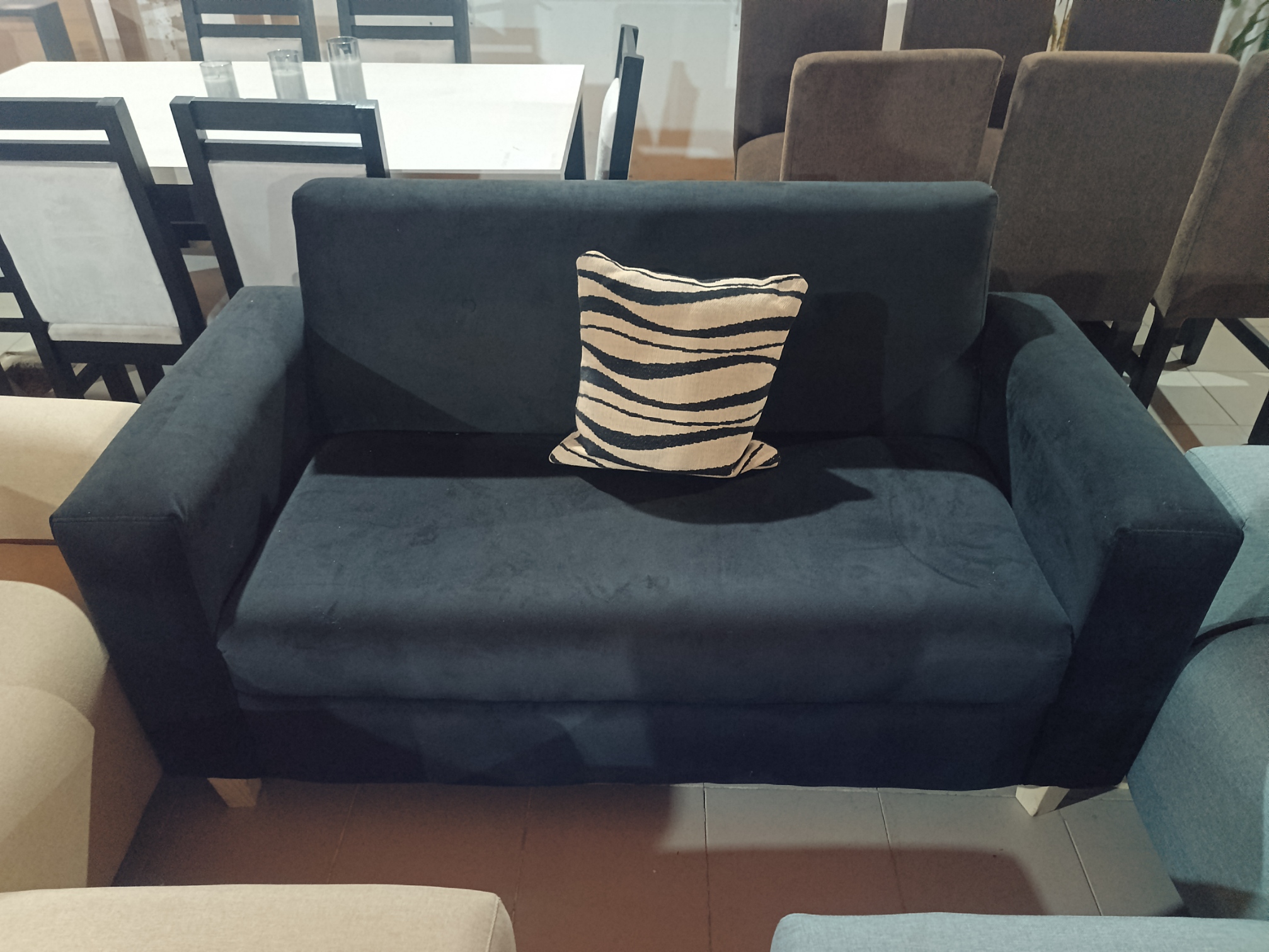 Elegante sofá negro