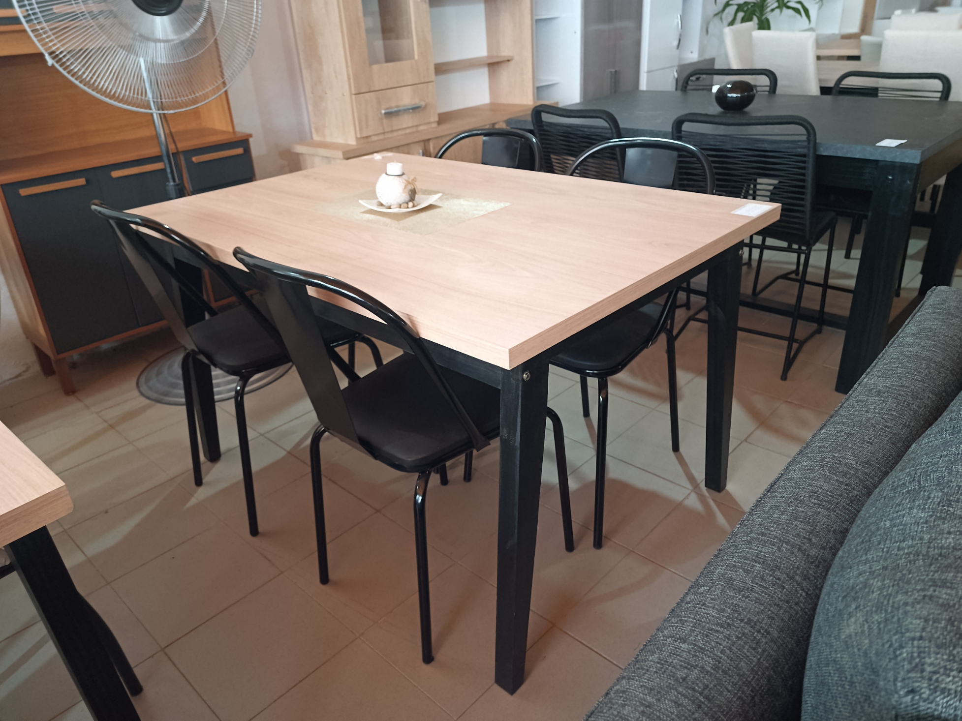 Mesa de madera elegante amplia nórdica