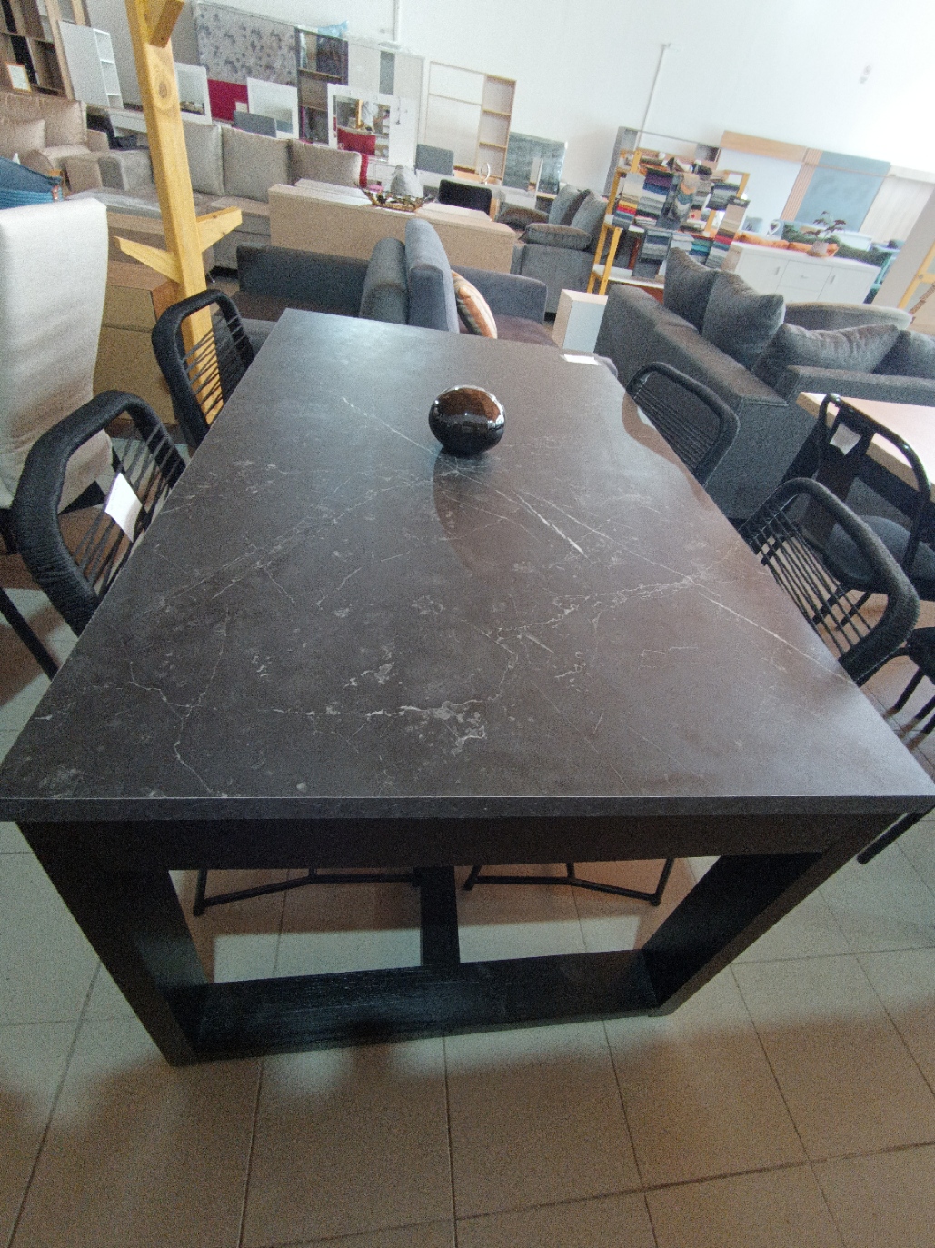 Mesa de madera amplia, robusta y elegante
