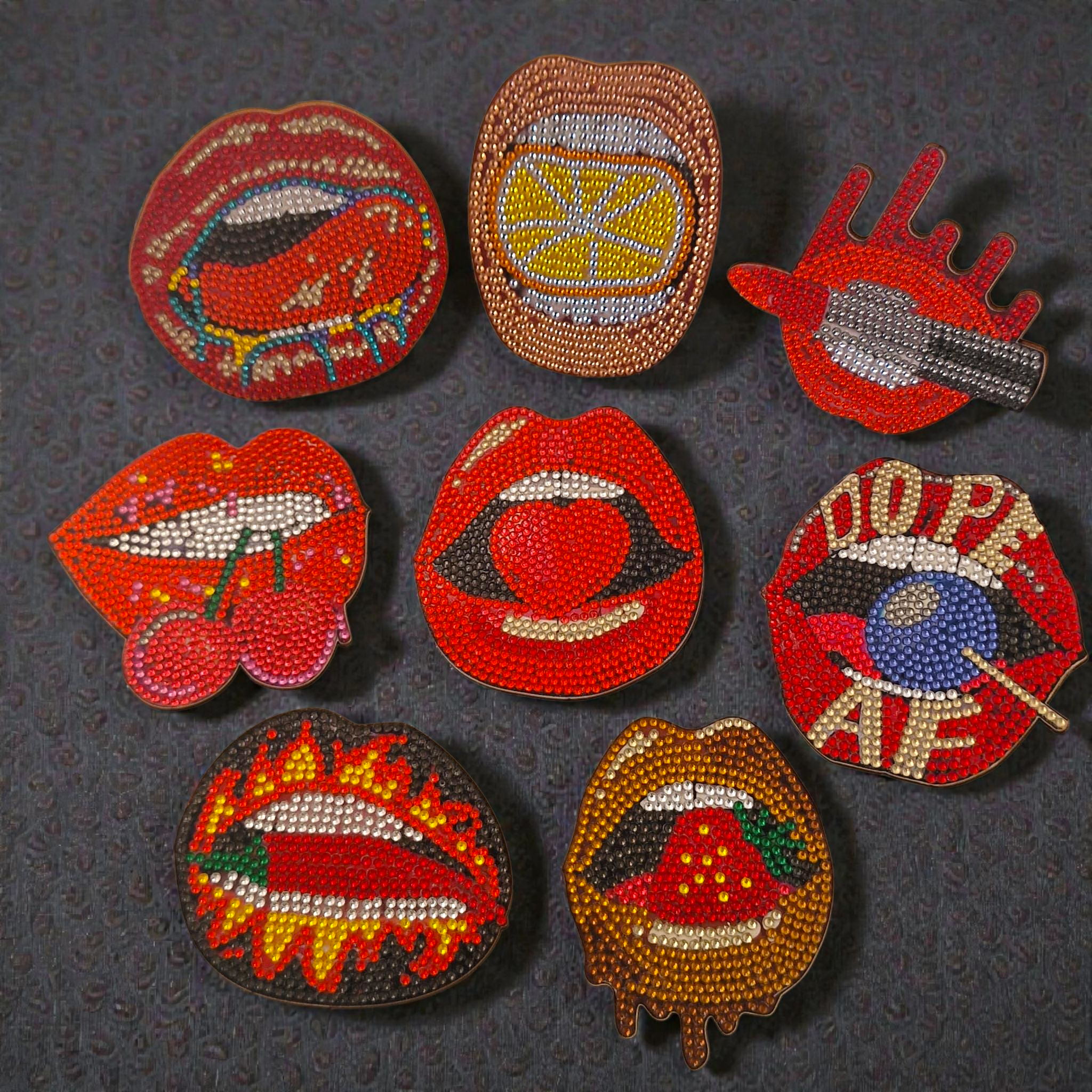 Base de copos com símbolo de boca/lábios estilizados