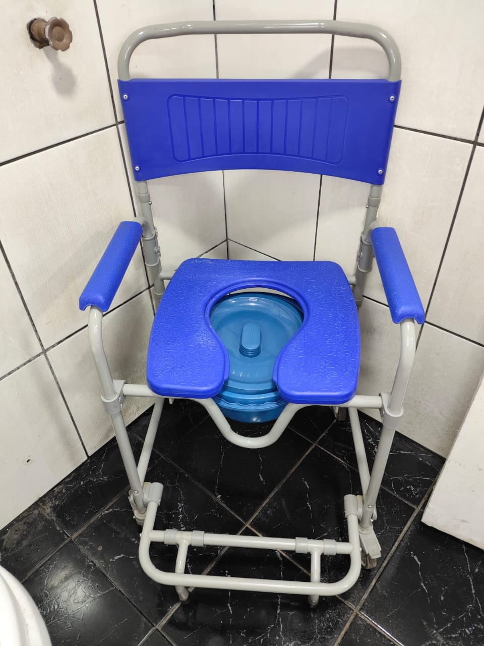 Cadeira de Banho Sanitária Alumínio com Comadre Dellamed