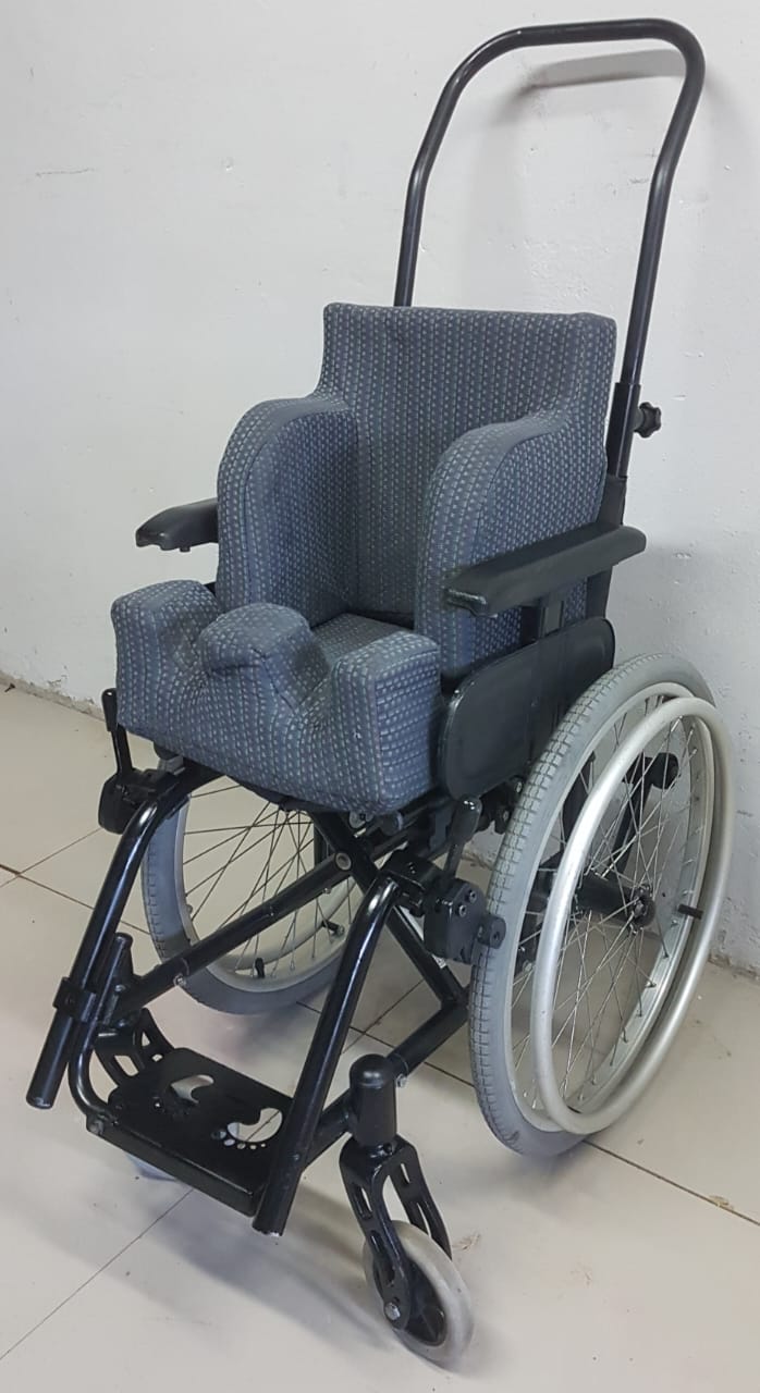 Cadeira de Rodas Infantil Genesys Ortobras com Almofadas Posturais 