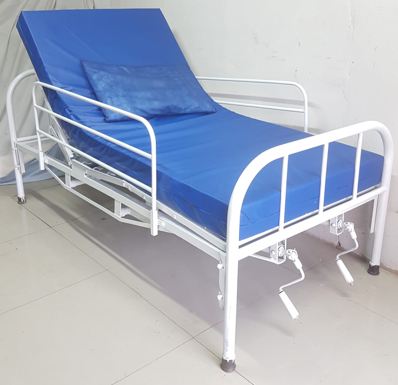 Cama Hospitalar 2 Manivelas com Colchão Padrão Hospitalar
