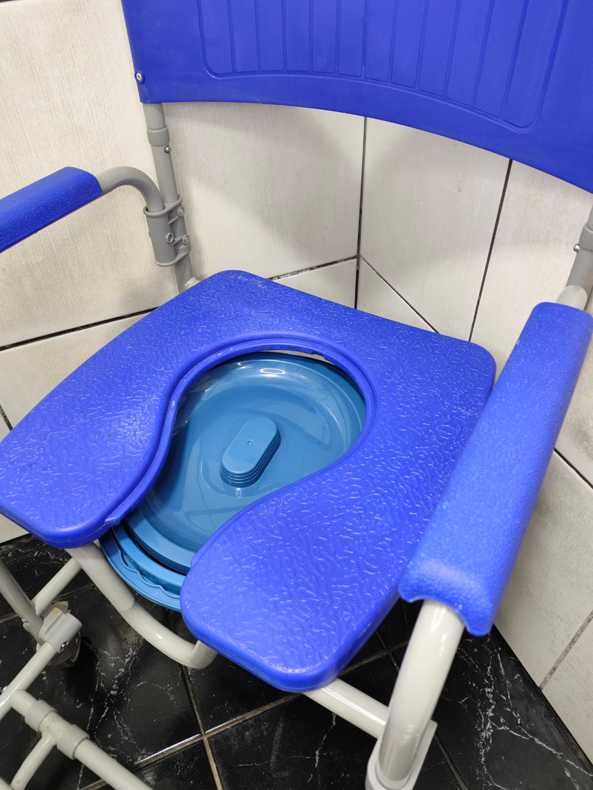 Cadeira de Banho Sanitária Alumínio com Comadre Dellamed