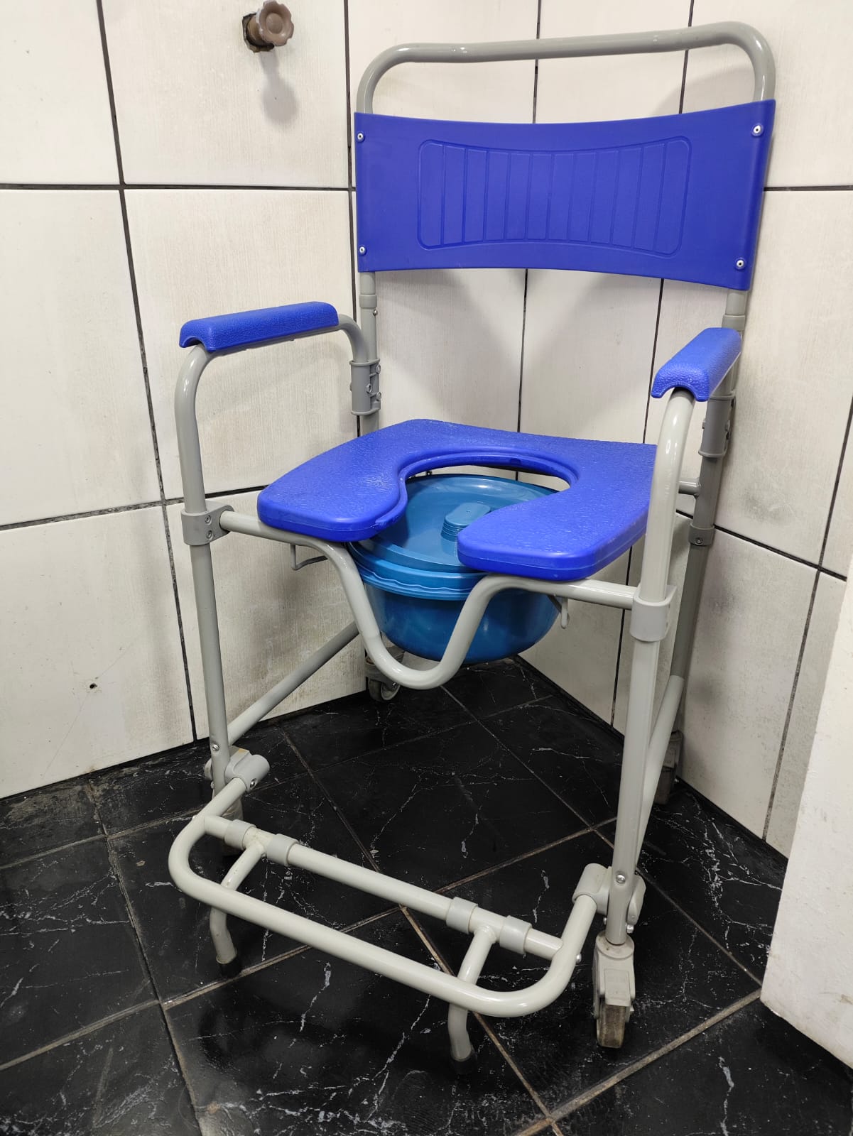 Cadeira de Banho Sanitária Alumínio com Comadre Dellamed