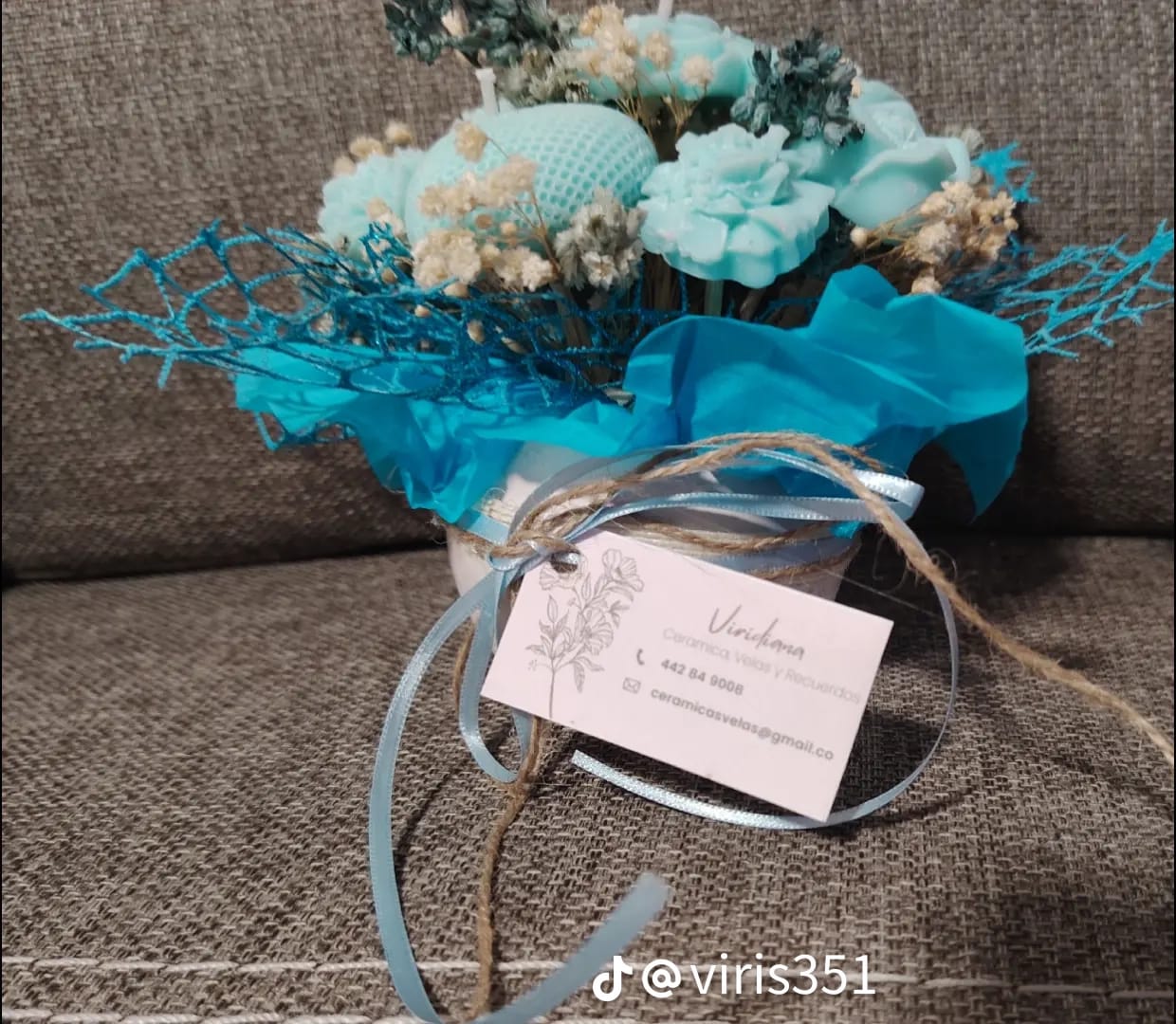 Arreglo floral rosas y azules