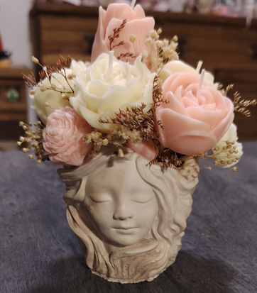 Arreglo de velas en forma de flores con base de ceramica rostro de niña