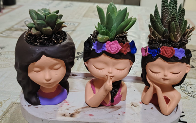 Maceta de niña de ceramica colorida