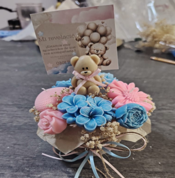 Arreglo de flores con osito