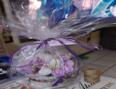 Arreglo floral decorativo con ositos