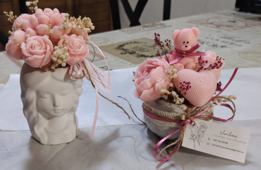 Arreglo decorativo con flores y oso de peluche