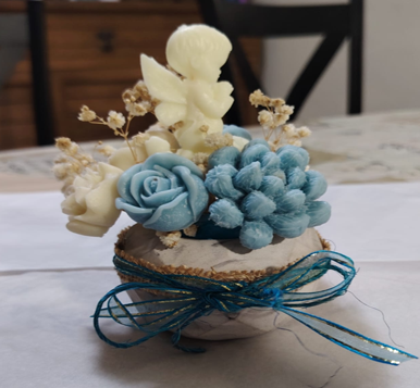 Arreglo decorativo con flores y ángel