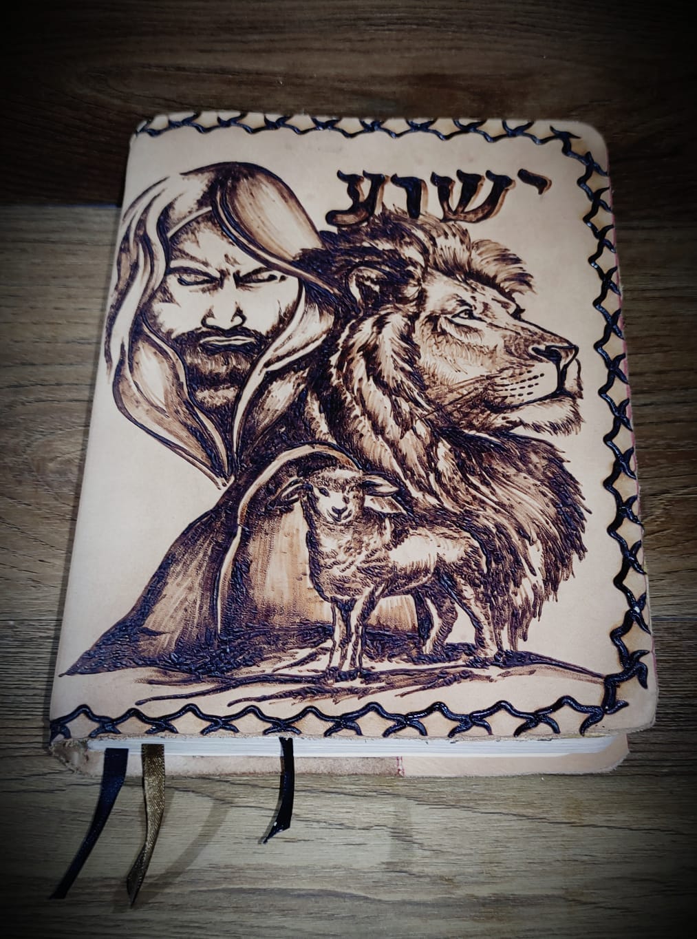 Restauração  e personalização de capas de Bíblias - 