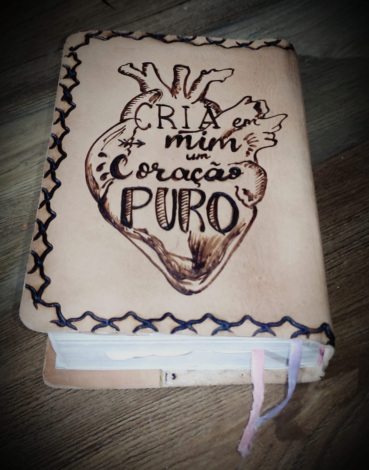 Restauração  e personalização de capas de Bíblias - 