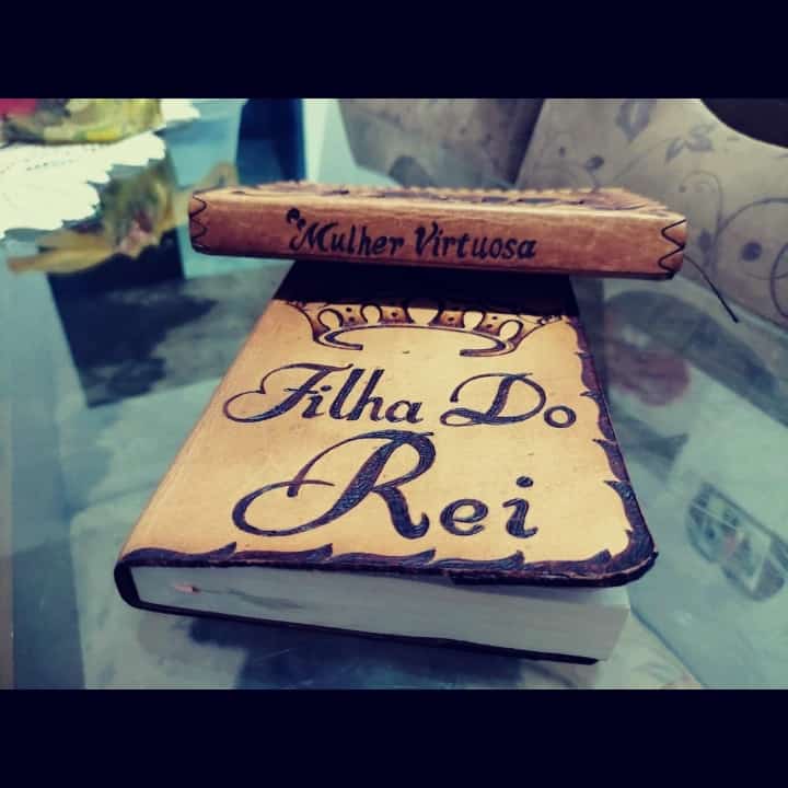 Restauração e personalização de capas de Bíblias -