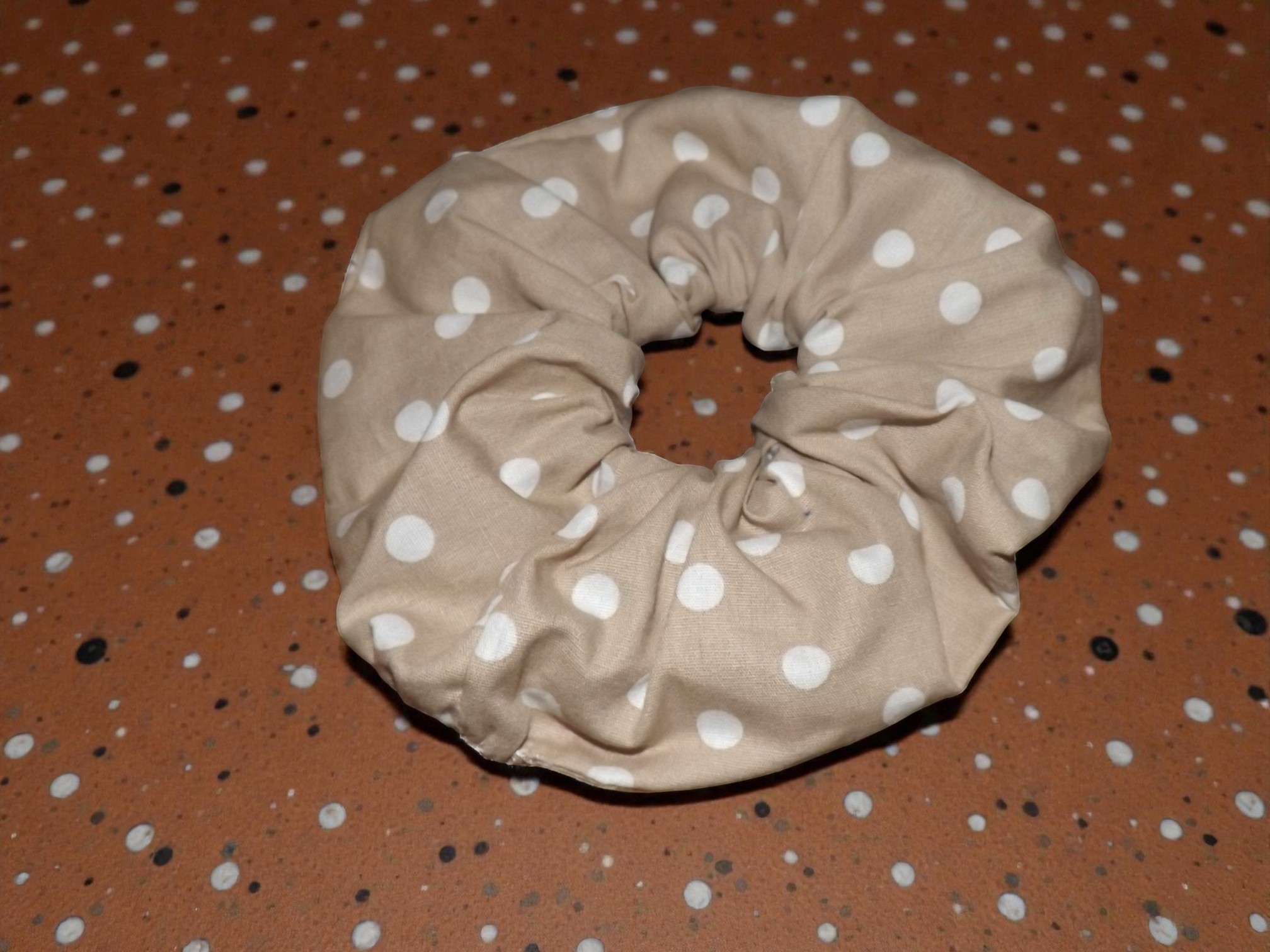 grand chouchou beige à point blanc