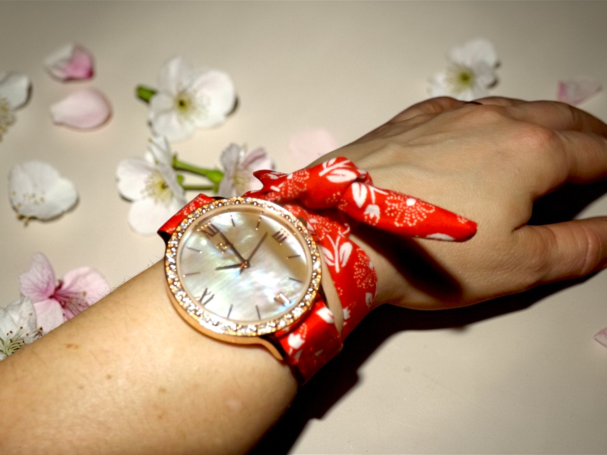 Montre en tissu rouge 