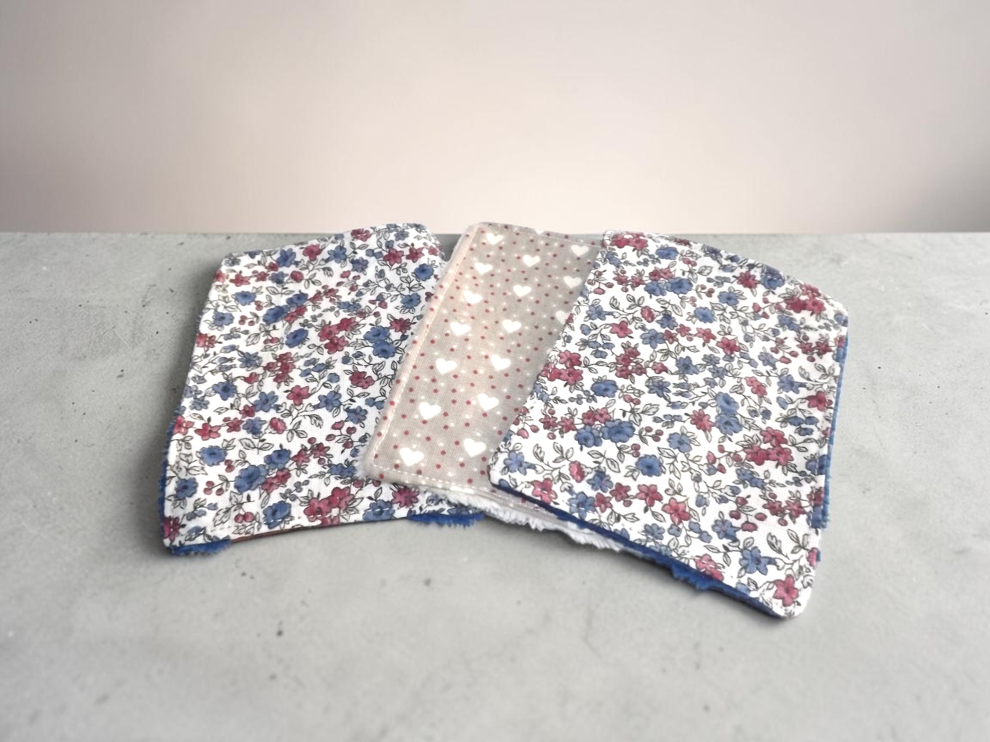ensemble panière bois avec 3 lingettes et une fleur de douche 