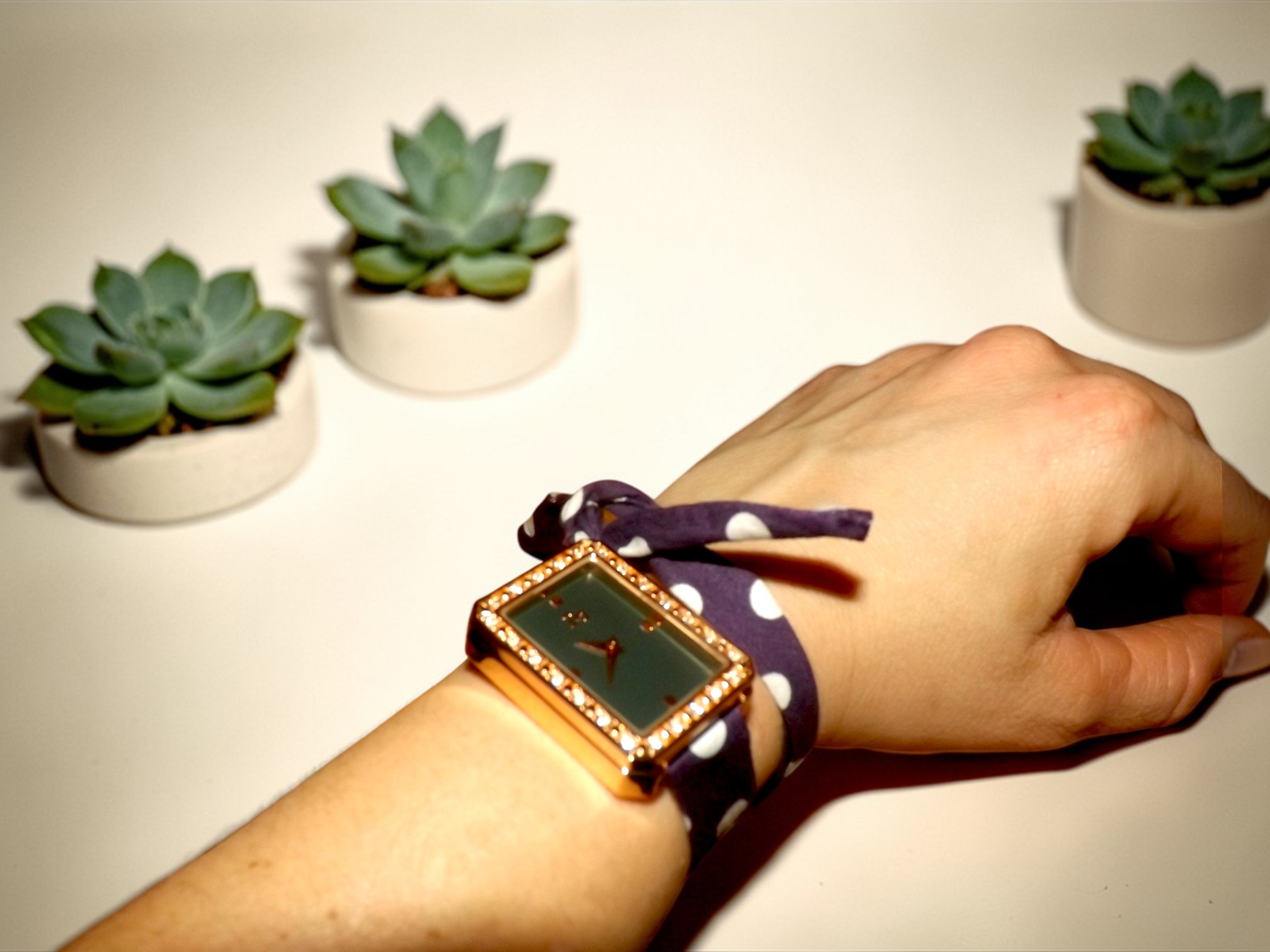 Montre violet Ă point blanc